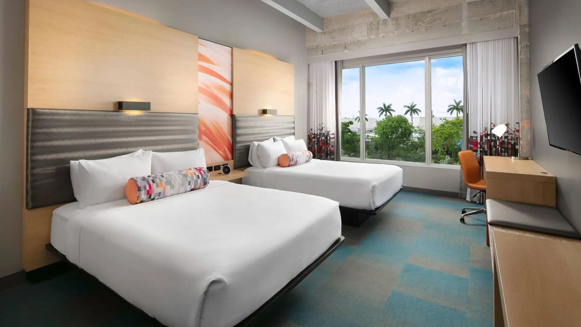 Hotel Aloft Miami Airport 3*