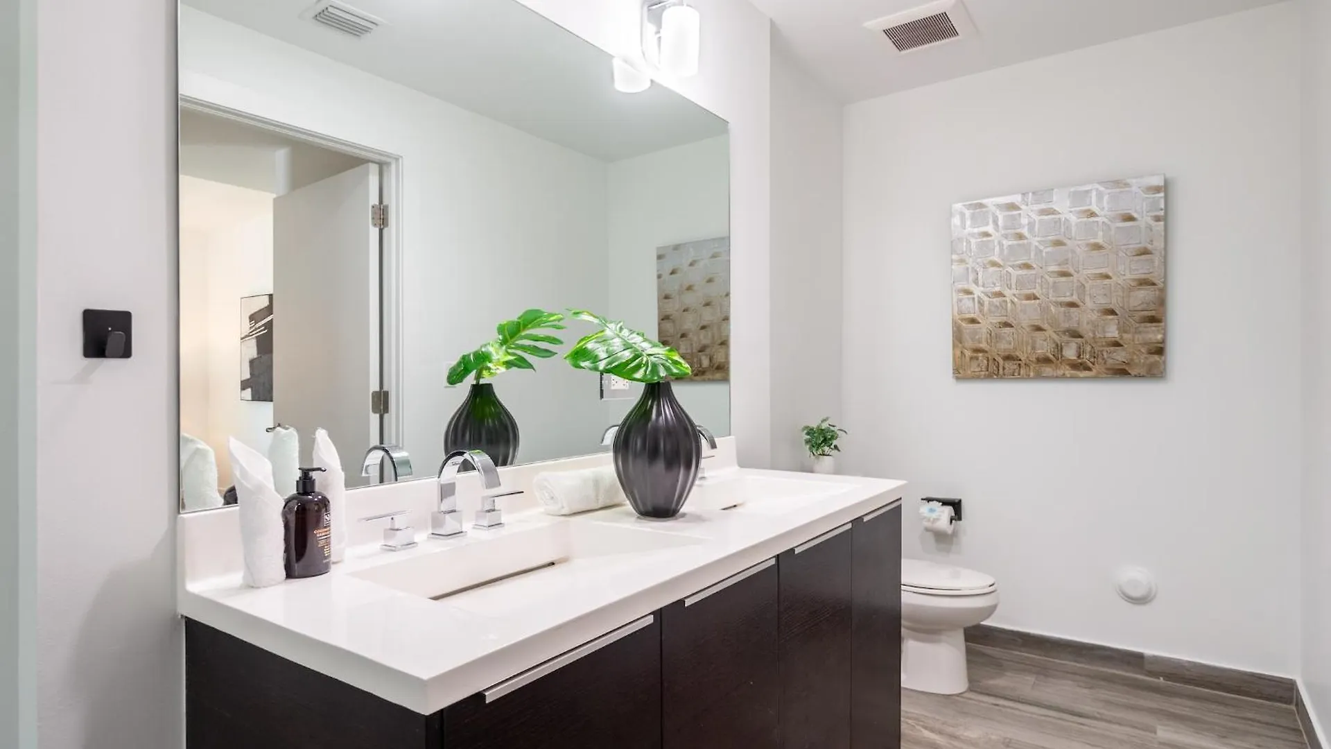 Apartment Stylish 2br With Private Balcony *