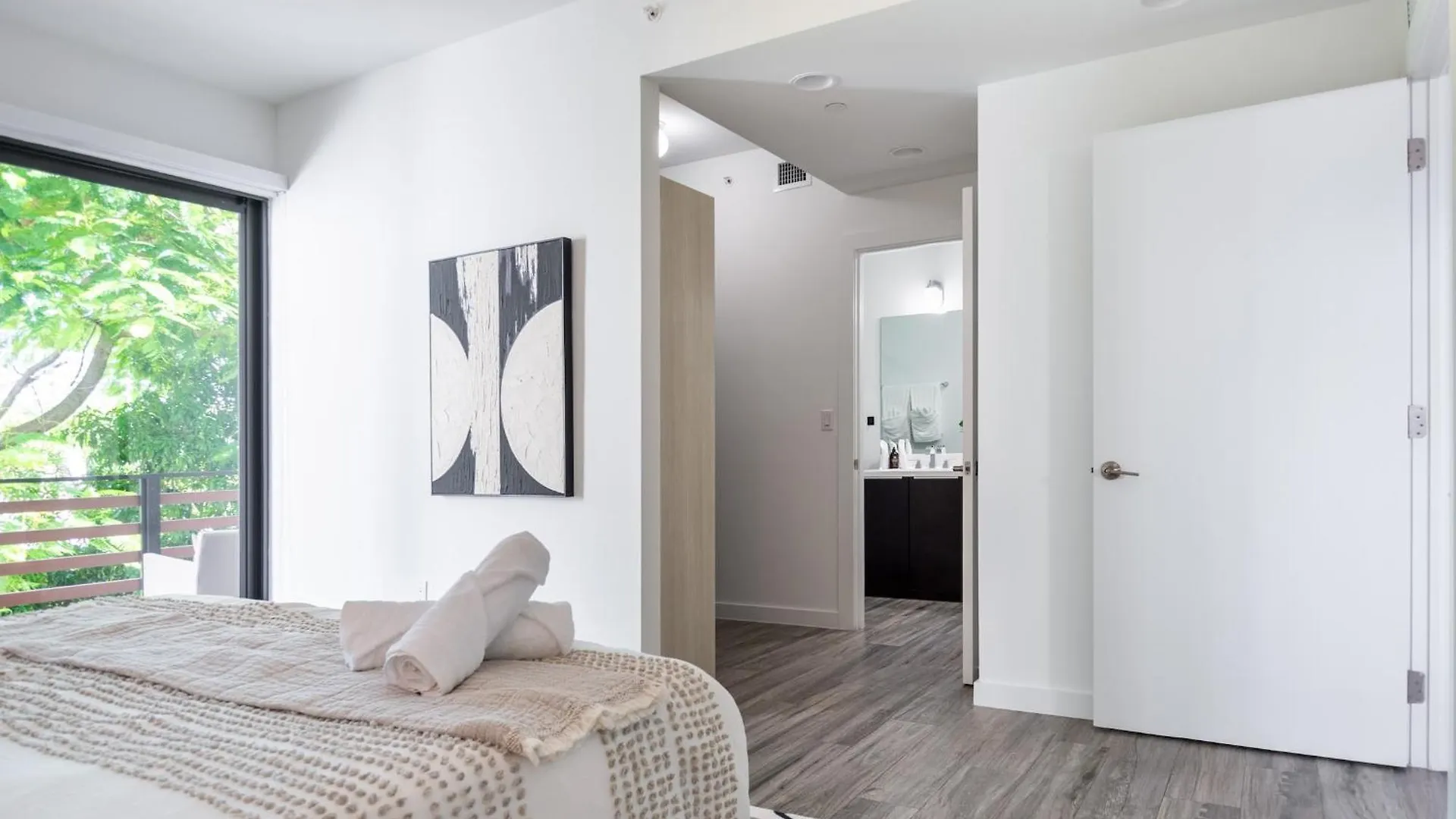 Stylish 2br With Private Balcony Apartment *