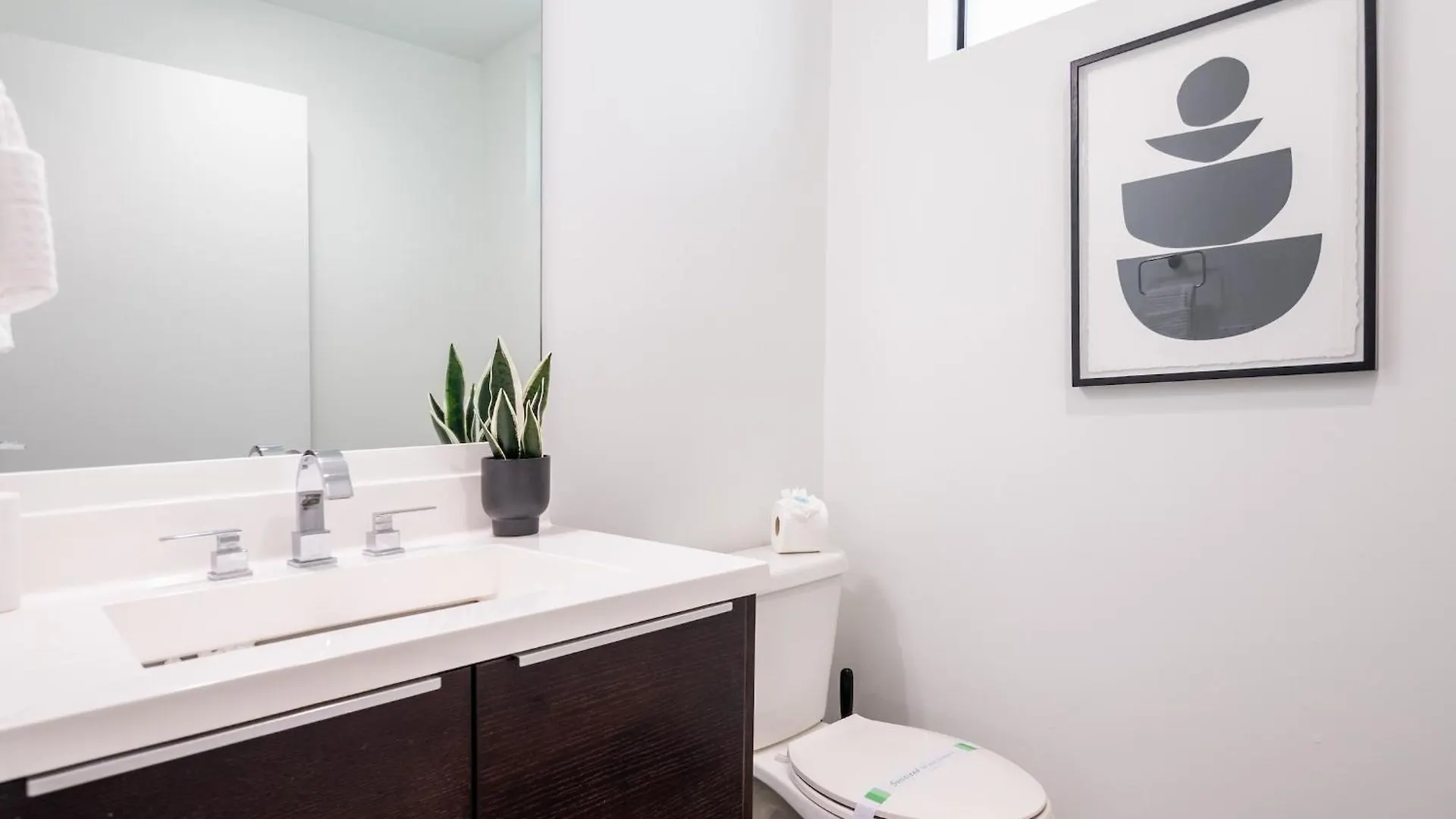 Apartment Stylish 2br With Private Balcony *