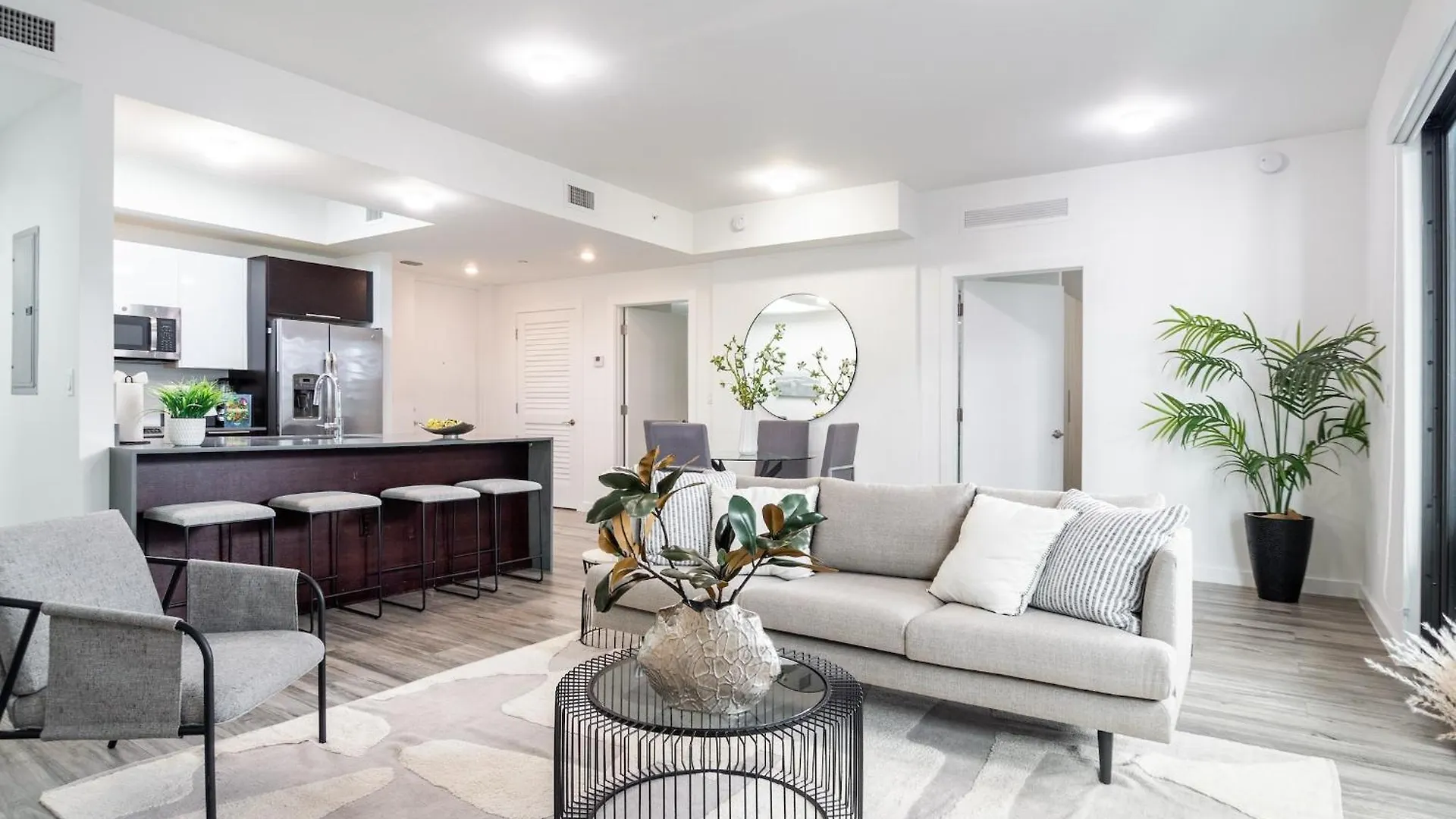 Stylish 2br With Private Balcony Apartment *