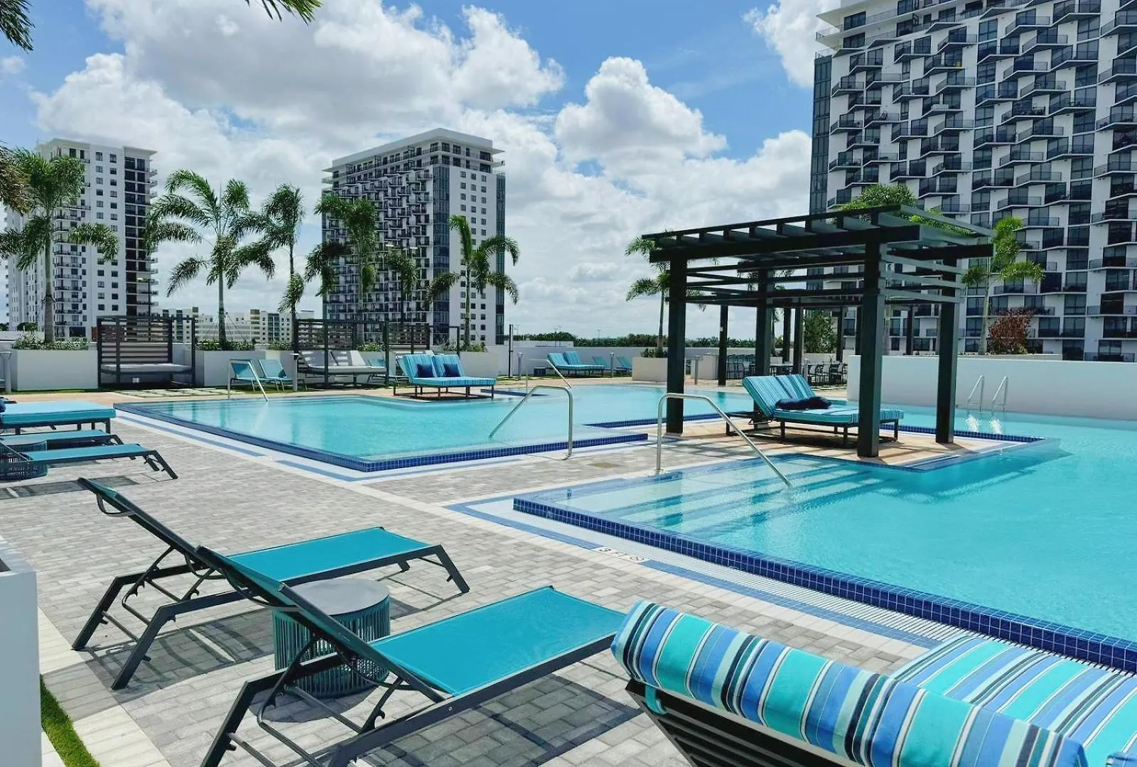 Modern At Downtown Doral Park Apartment *