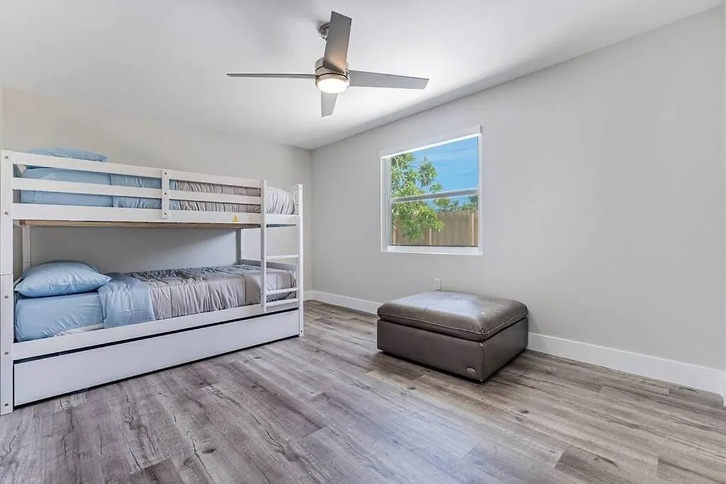 Modern Oasis Retreat - Close To Airport Holiday home Miami