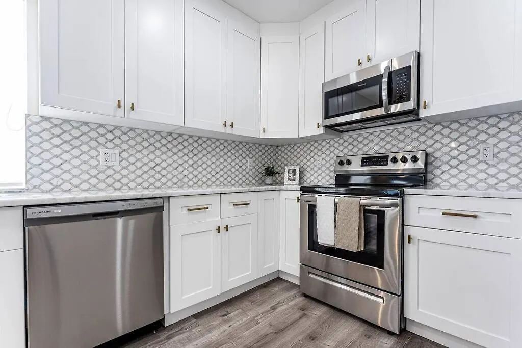 Modern Oasis Retreat - Close To Airport Holiday home *
