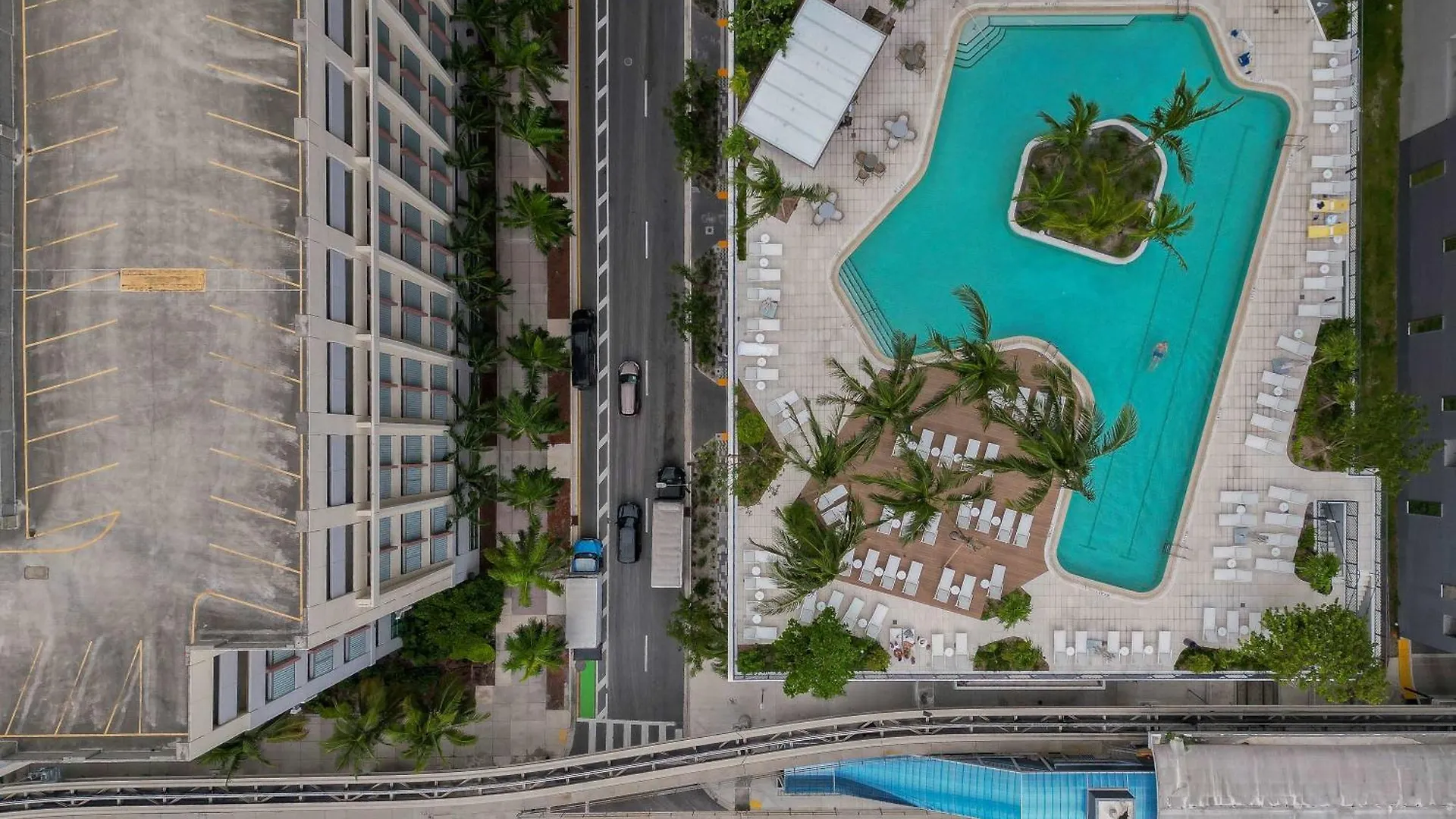 Orange Crush - Resort-style Amenities & Location Apartment *