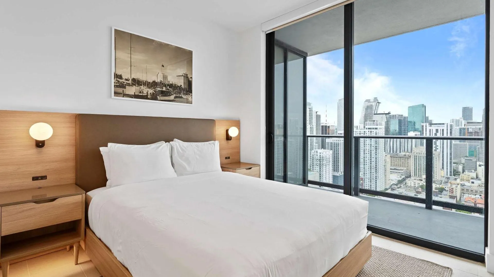 Orange Crush - Resort-style Amenities & Location Apartment *
