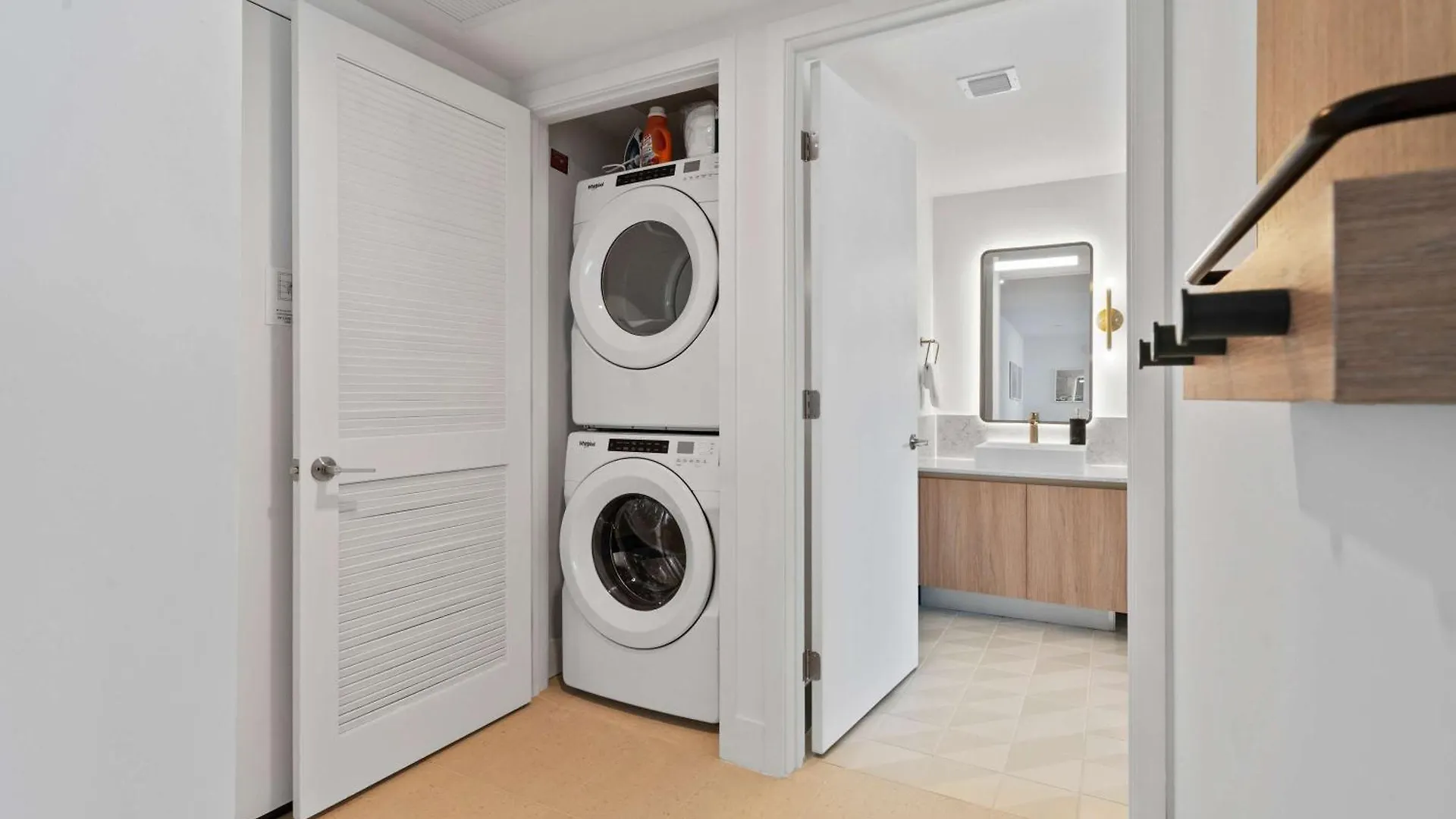 Orange Crush - Resort-style Amenities & Location Apartment