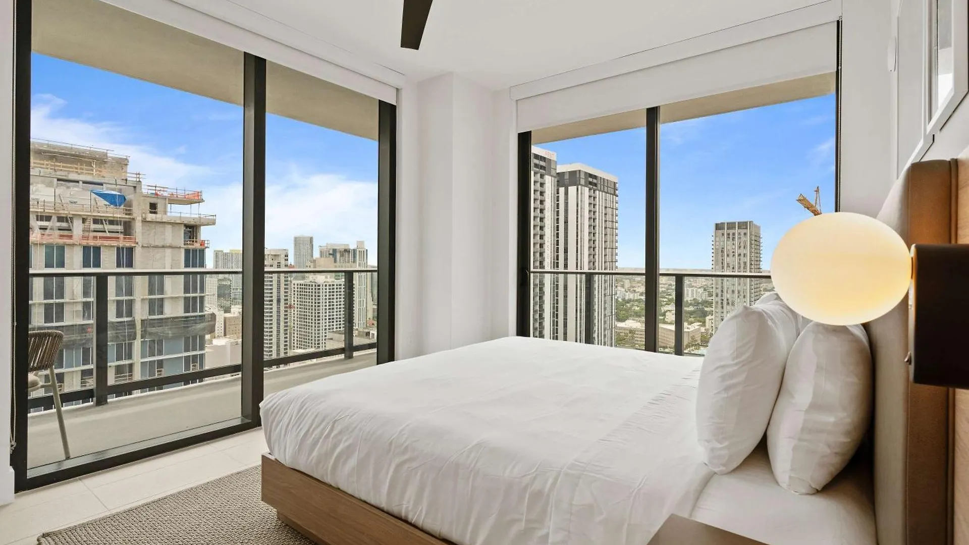 Orange Crush - Resort-style Amenities & Location Apartment
