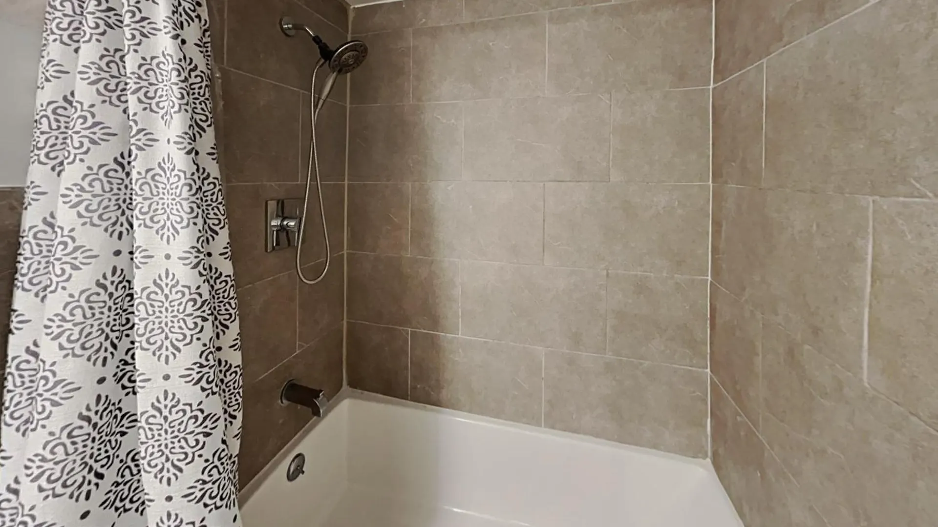 Private At Centrally Located With Free Parking Miami