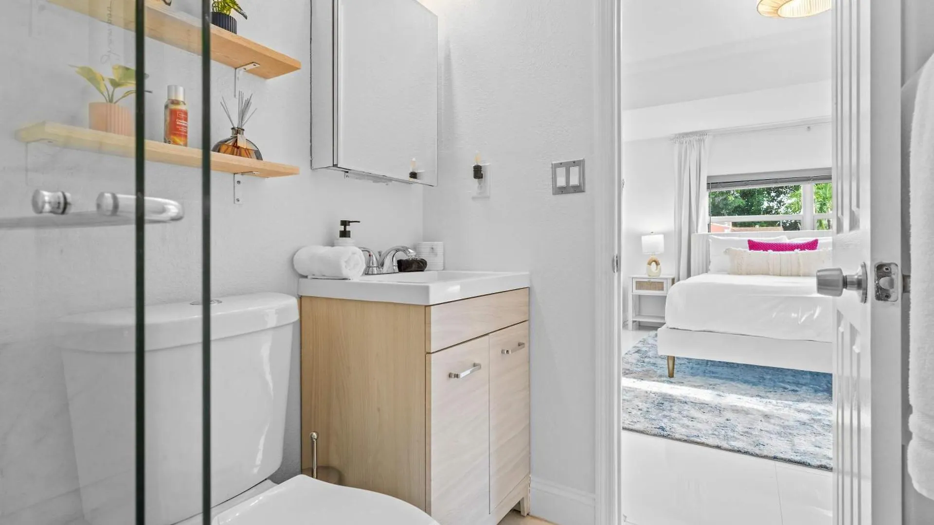 Arthaus- Fully Stocked Kitchen And Fenced Yard