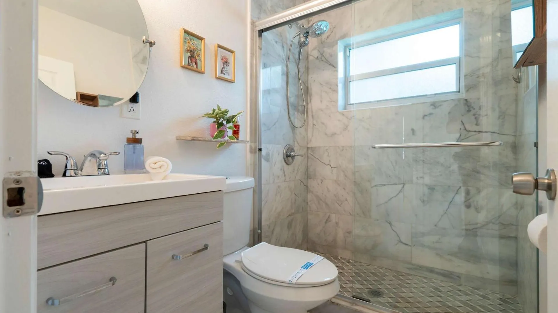 Arthaus- Fully Stocked Kitchen And Fenced Yard *