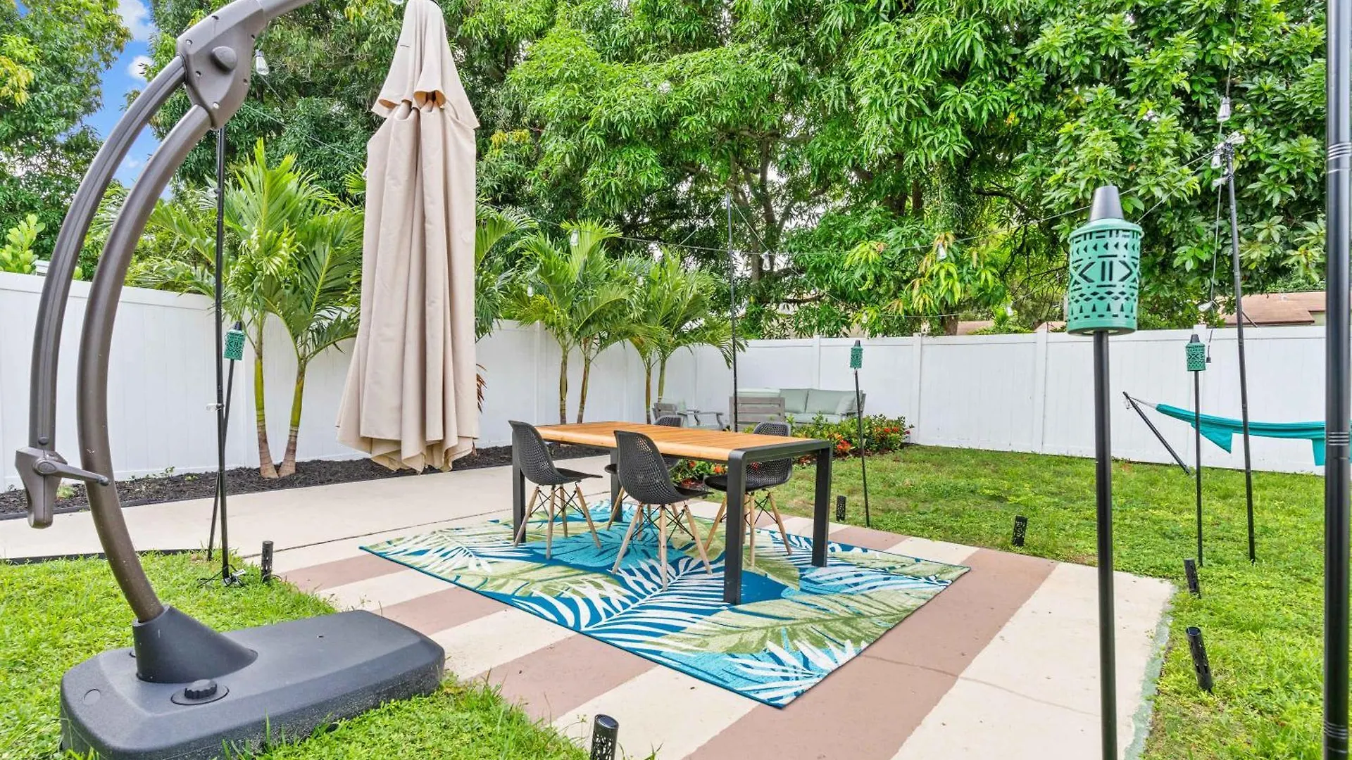 Arthaus- Fully Stocked Kitchen And Fenced Yard