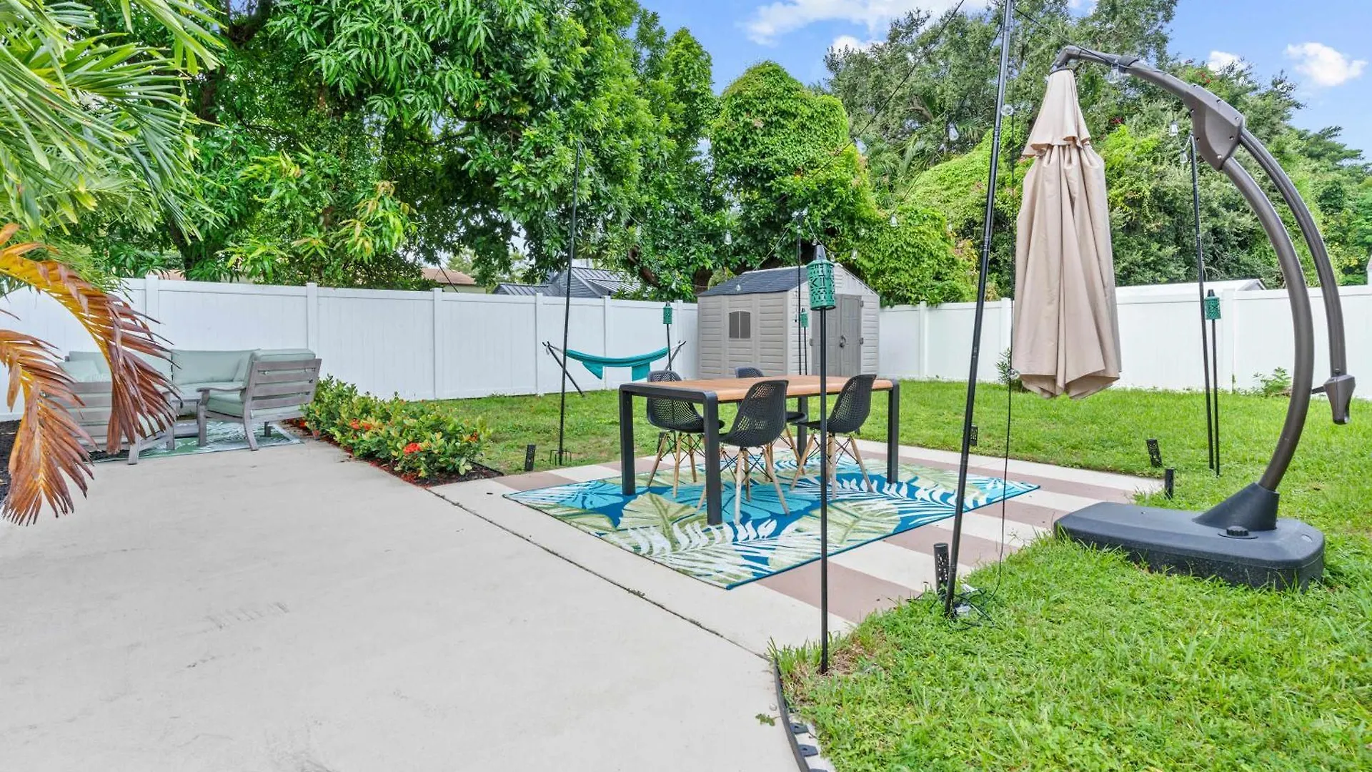 Arthaus- Fully Stocked Kitchen And Fenced Yard *