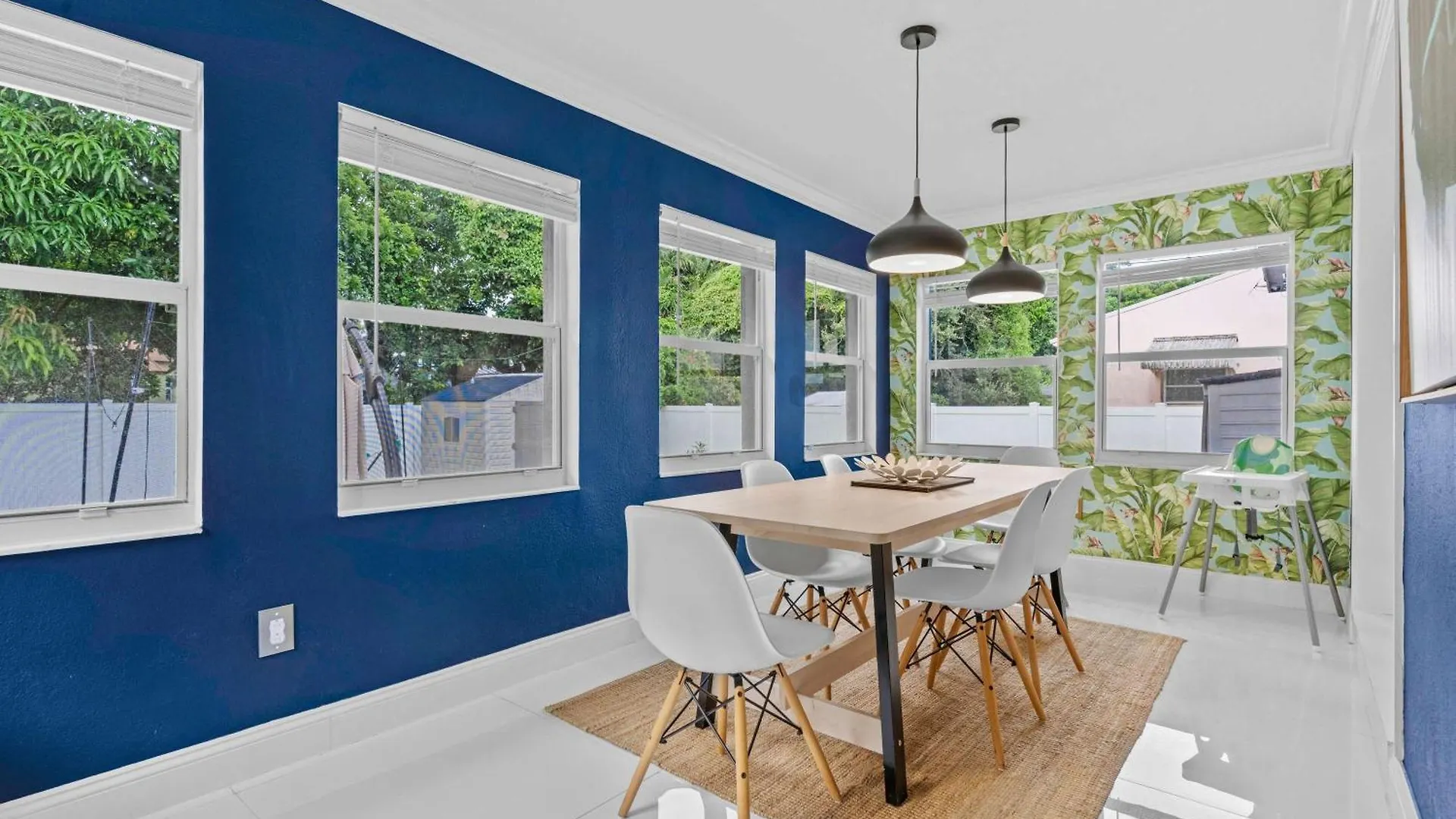Arthaus- Fully Stocked Kitchen And Fenced Yard *