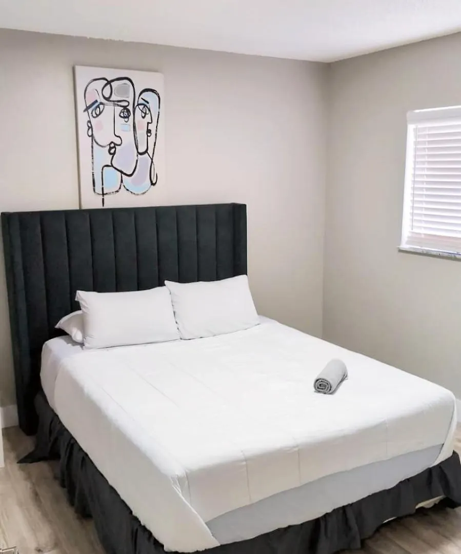 Holiday home *beautiful Family House 3 Bd/2 Bathrooms+backyard*