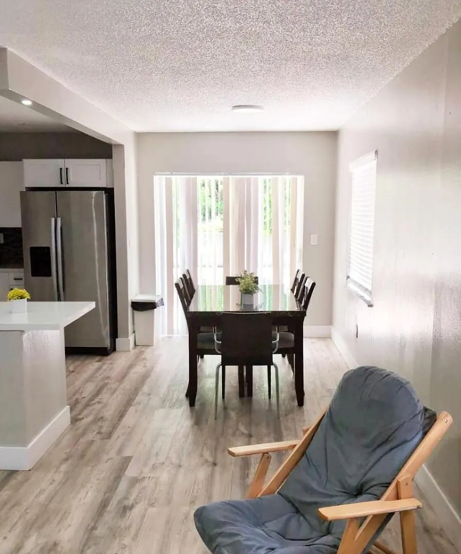Holiday home *beautiful Family House 3 Bd/2 Bathrooms+backyard*