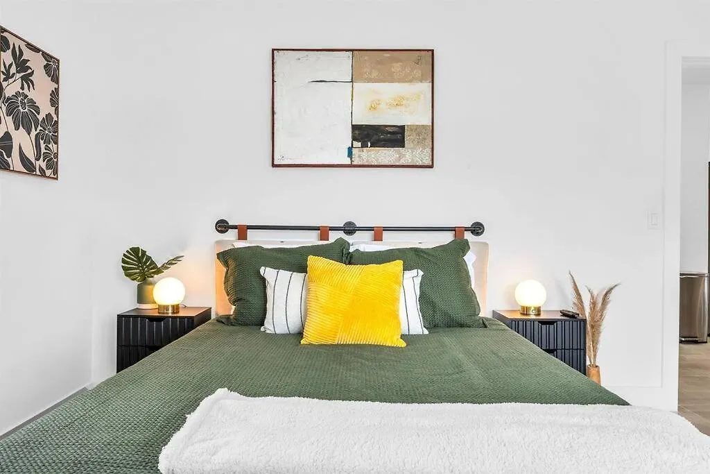 Modern Designer In Vibrant Little Haiti Holiday home *