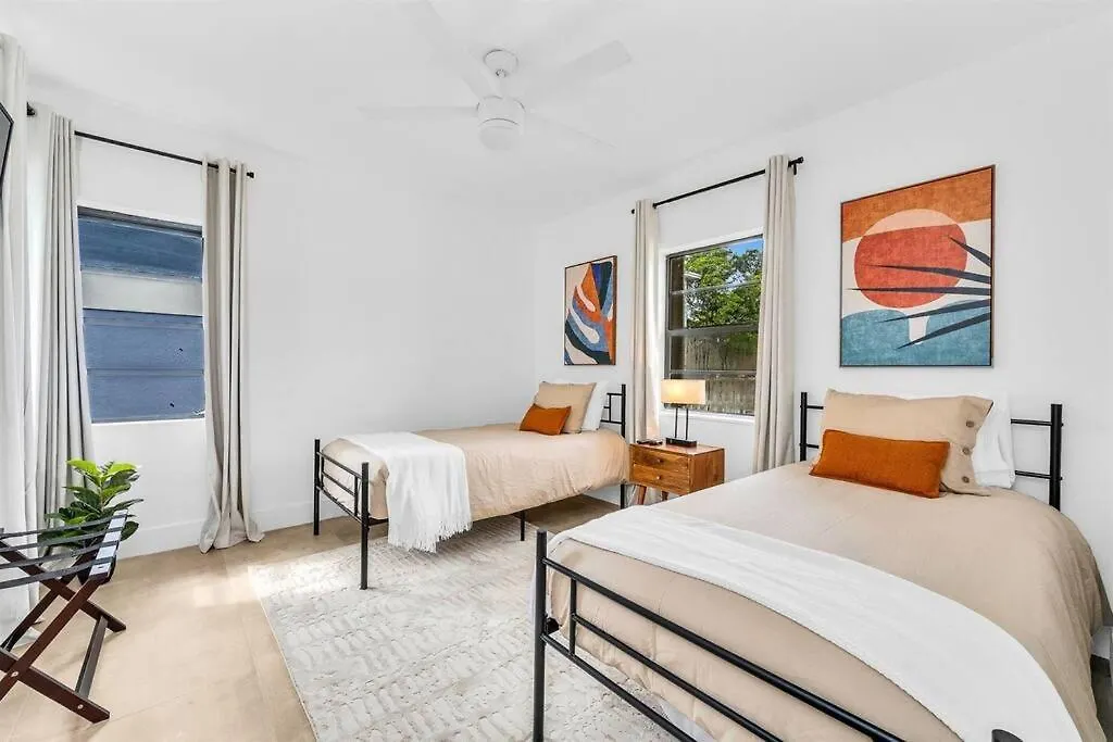 Modern Designer In Vibrant Little Haiti Holiday home *