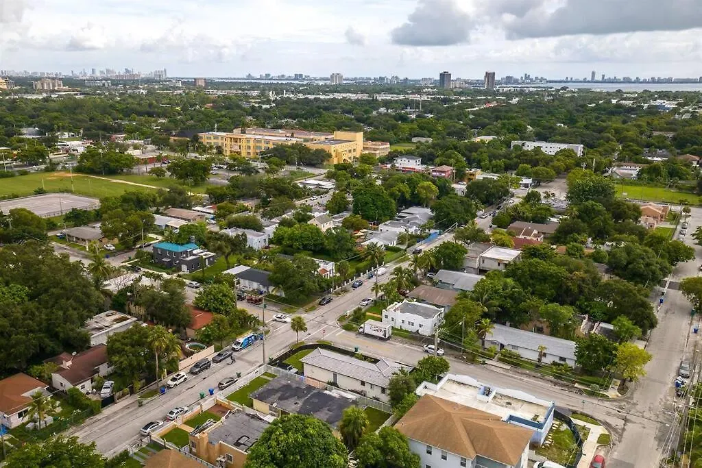 Modern Designer In Vibrant Little Haiti Дом отдыха