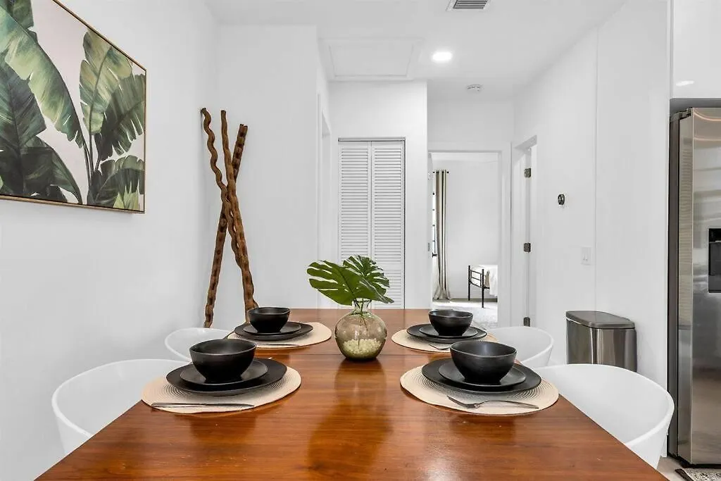 Holiday home Modern Designer In Vibrant Little Haiti *