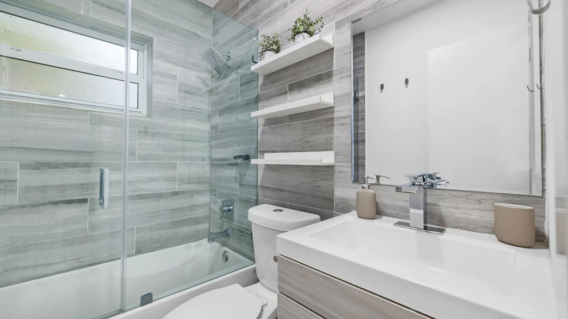 Modern In Design District ! Holiday home