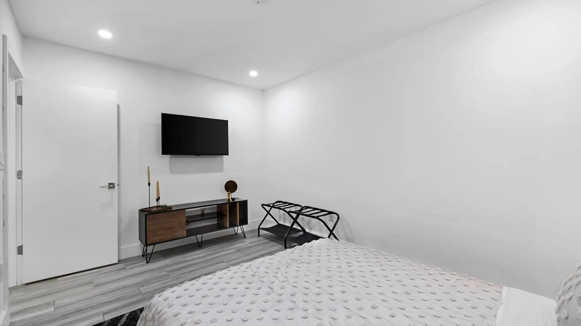 Modern In Design District ! Holiday home *