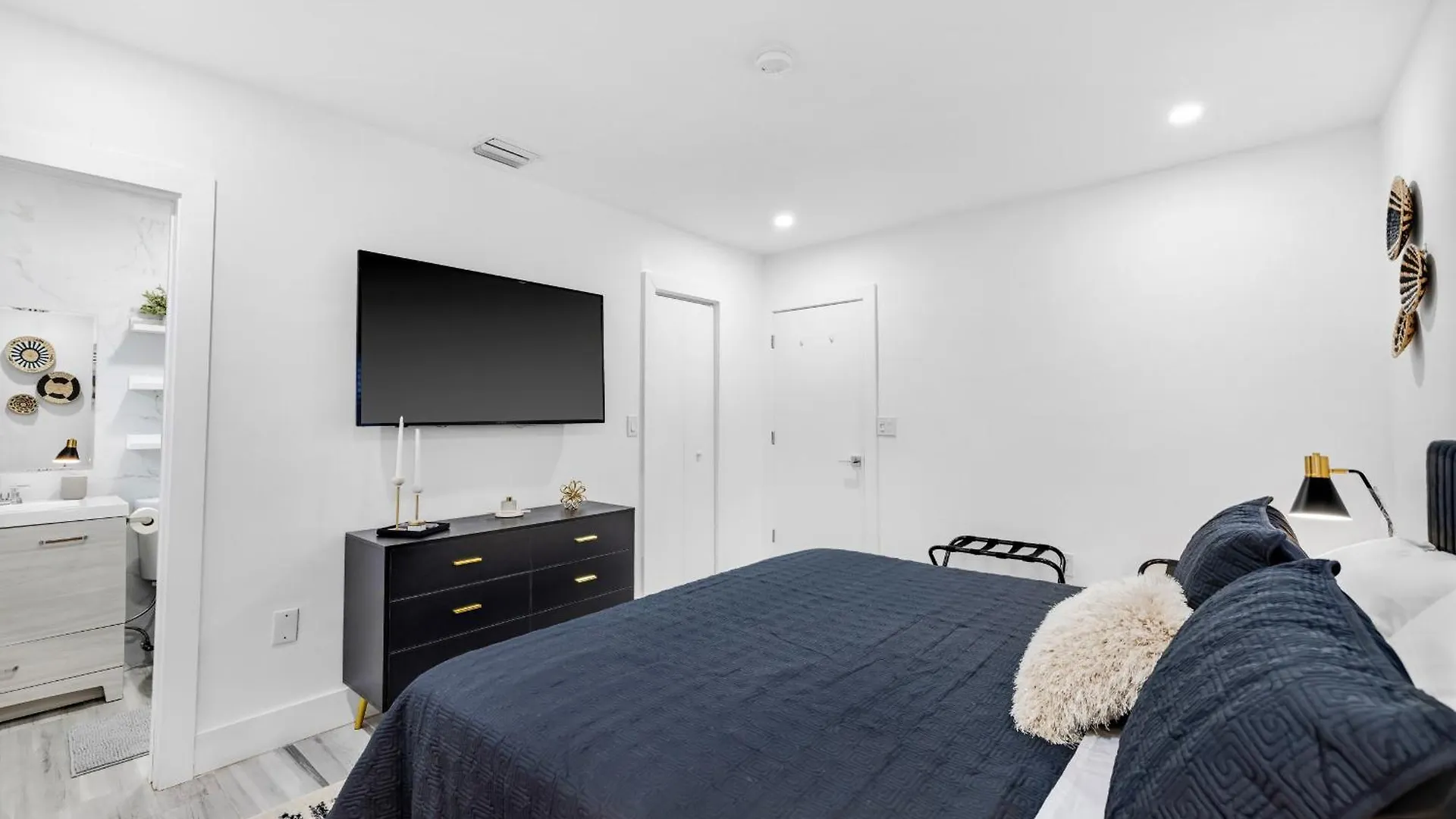 Modern In Design District ! Holiday home *