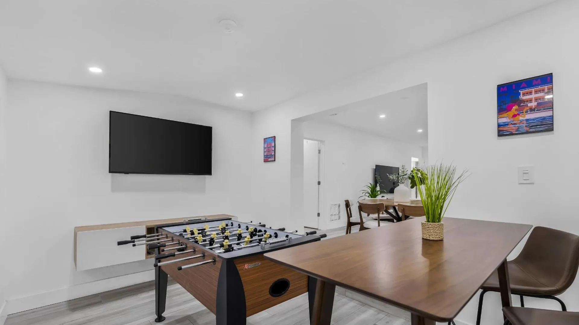 Modern In Design District ! Holiday home