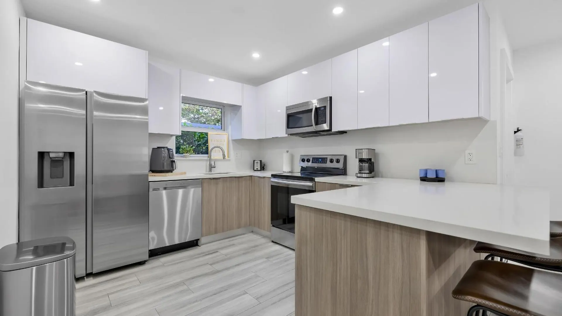 Modern In Design District ! Holiday home