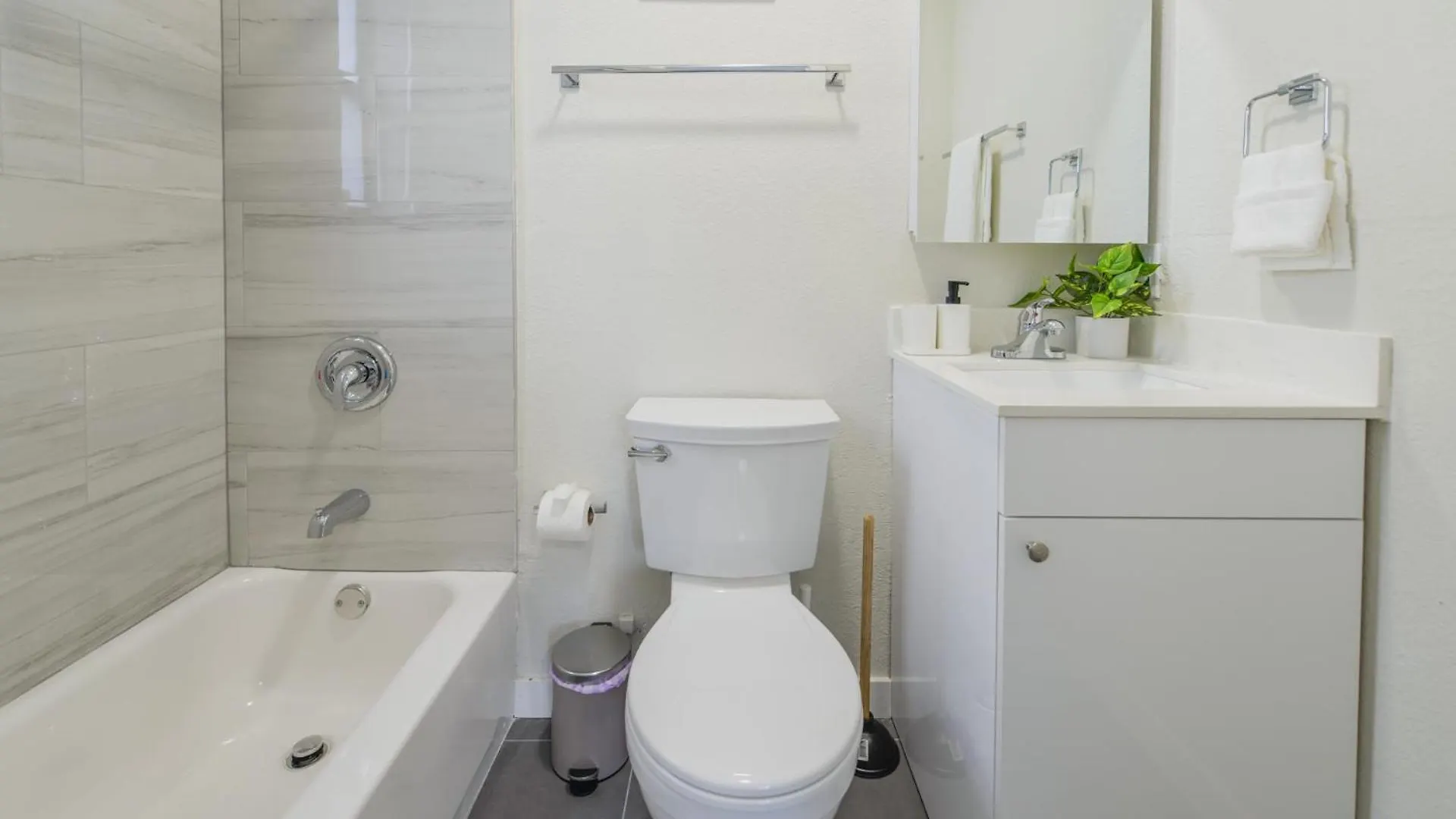 Comfortable Studio Near Calle Ocho In Apartment