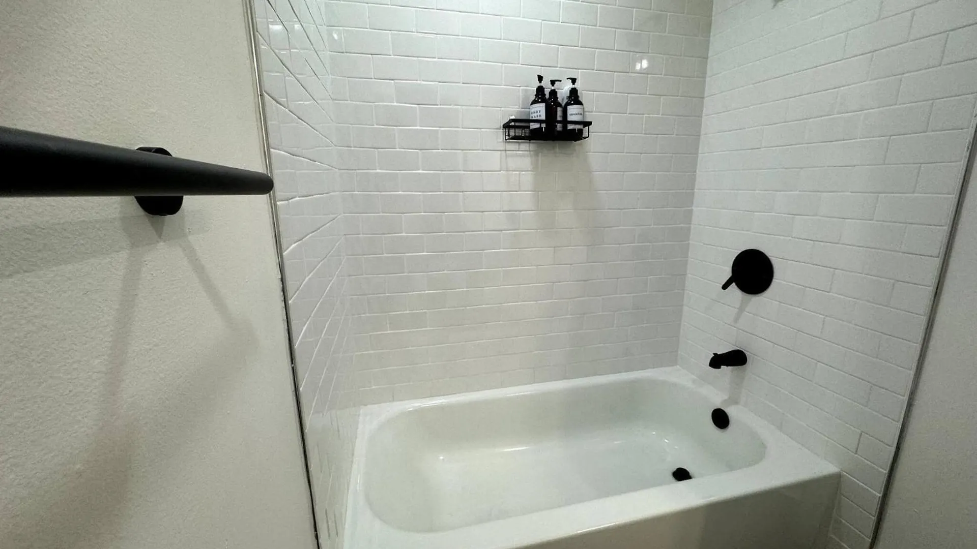 Apartment Urban Elegance: Trendy Modern In Wynwood