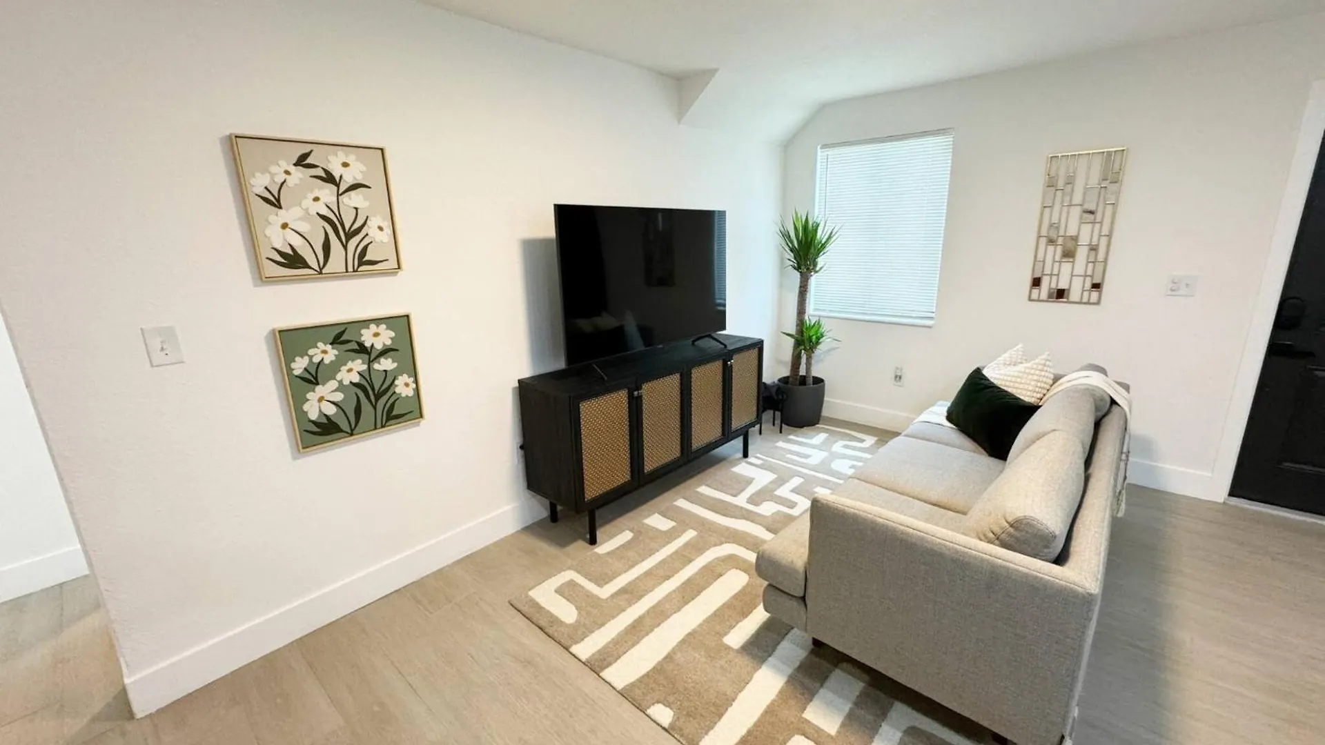 Designers Delight At Wynwood Cove Comfort Style Apartment