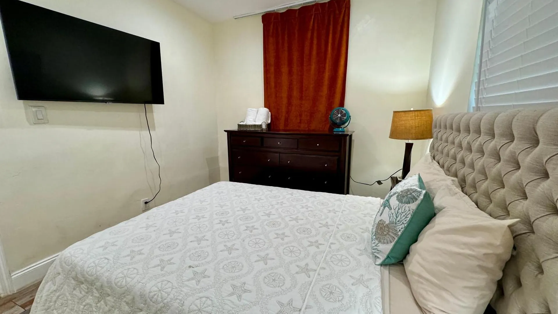 Private At Centrally Located With Free Parking * Miami