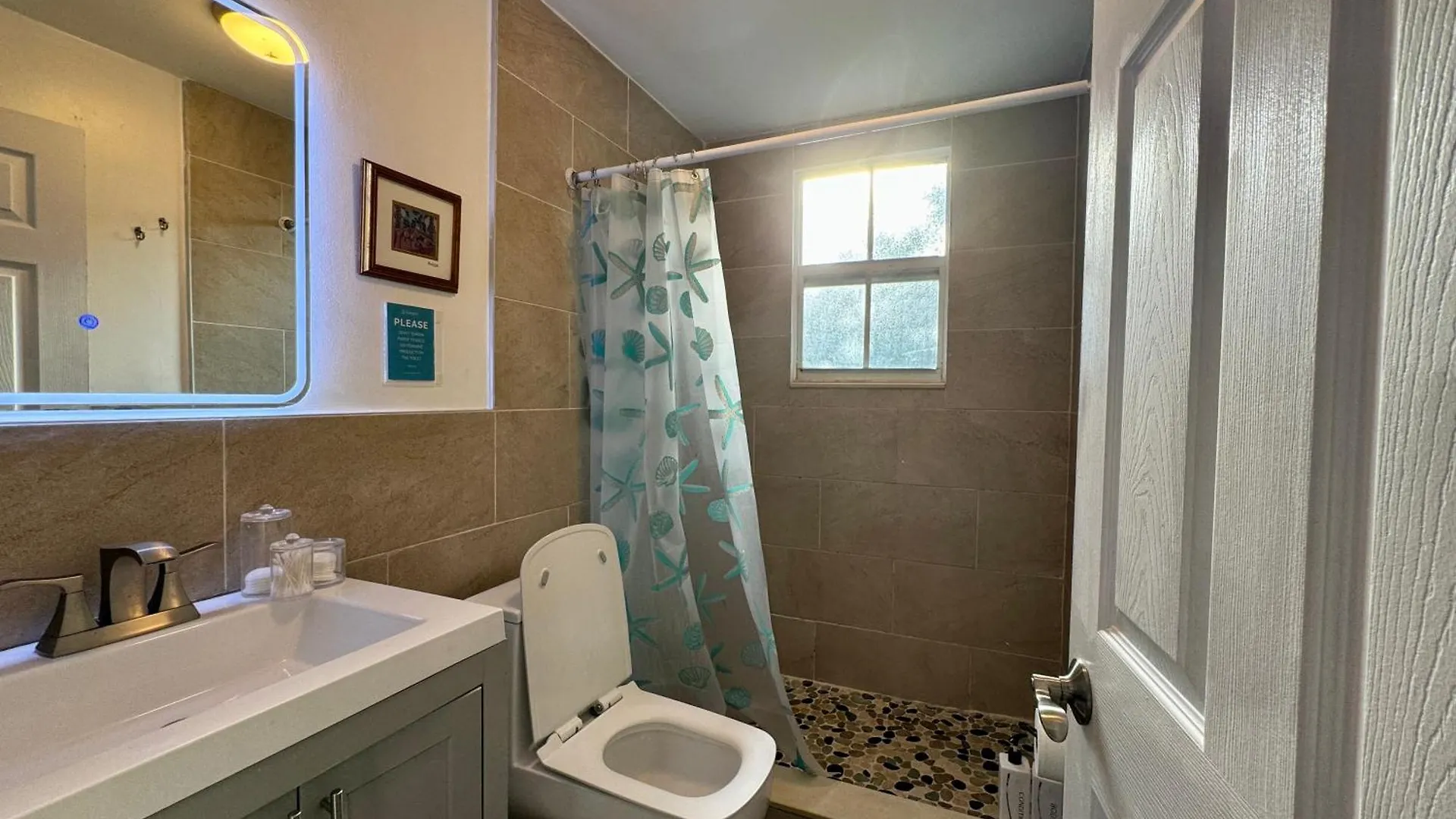 Private At Centrally Located With Free Parking Miami