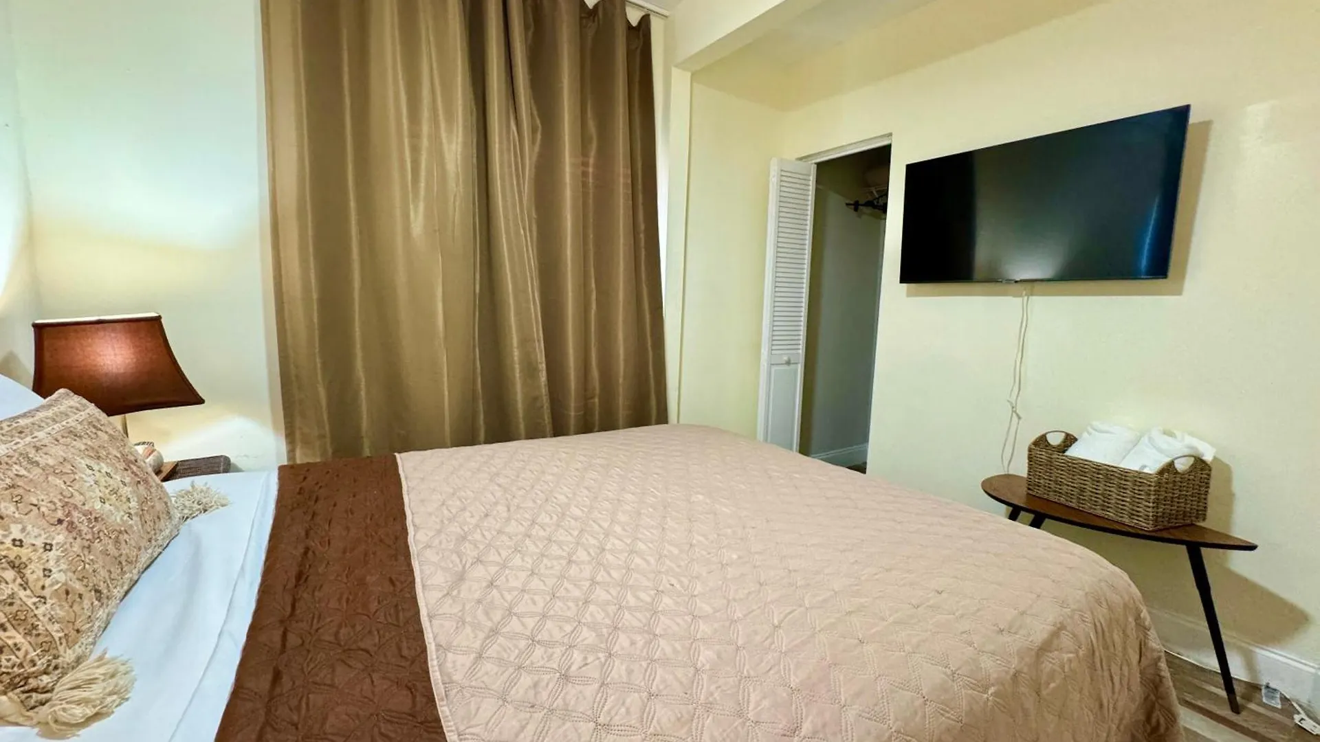 Private At Centrally Located With Free Parking Homestay *