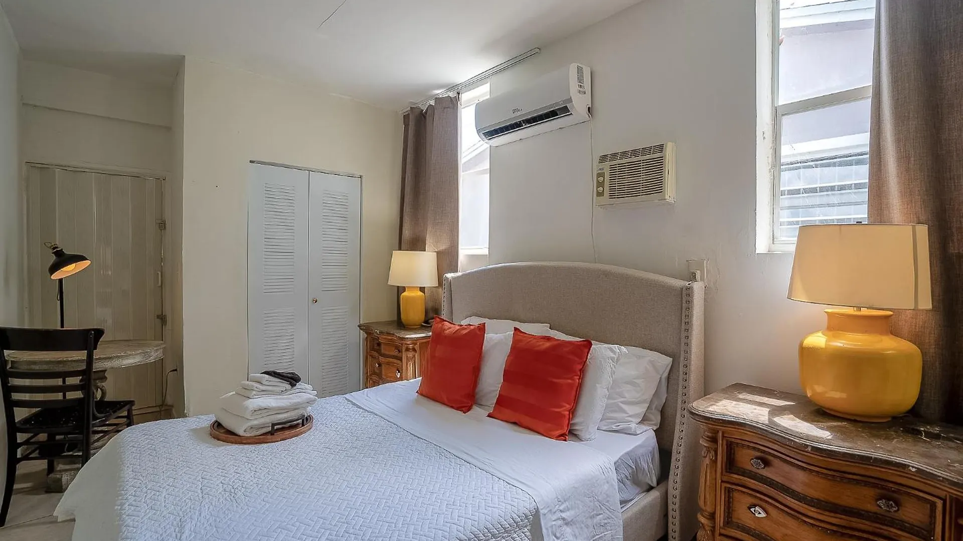 Private At Miami, Buena Vista With Parking Homestay