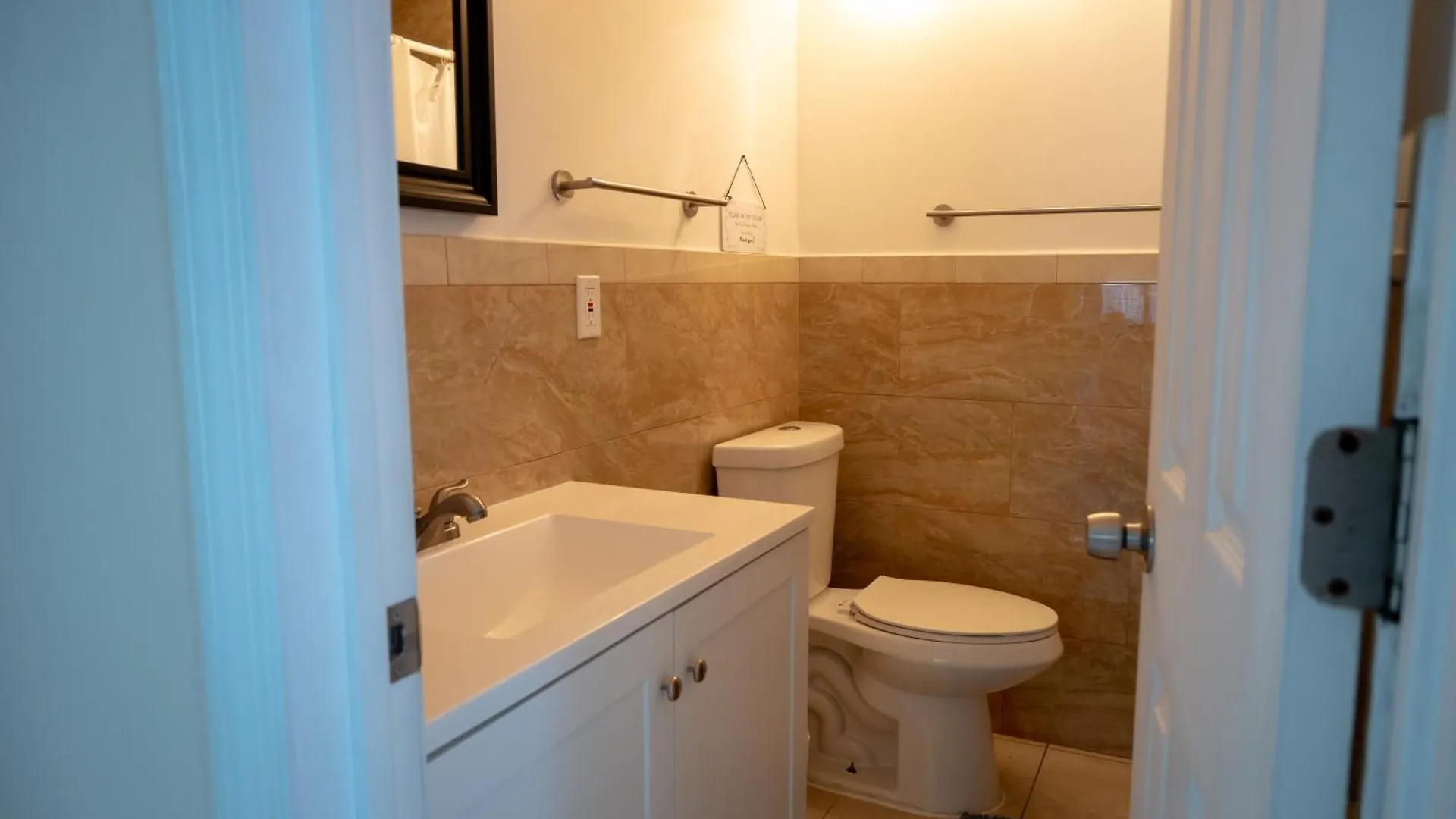 Getaway In Little Havana Near Airport, Wynwood, Calle 8 Brickell, Coral Gables And , Fenced Parking Apartment