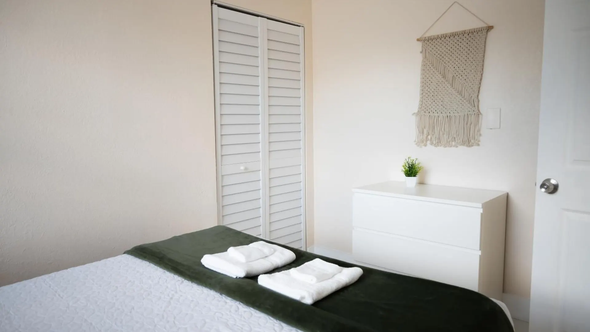 Apartment Getaway In Little Havana Near Airport, Wynwood, Calle 8 Brickell, Coral Gables And , Fenced Parking