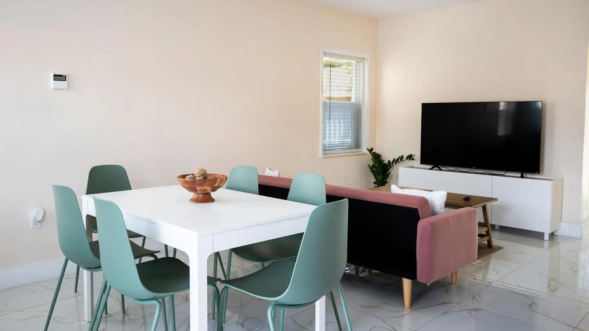 Getaway In Little Havana Near Airport, Wynwood, Calle 8 Brickell, Coral Gables And , Fenced Parking Apartment Miami