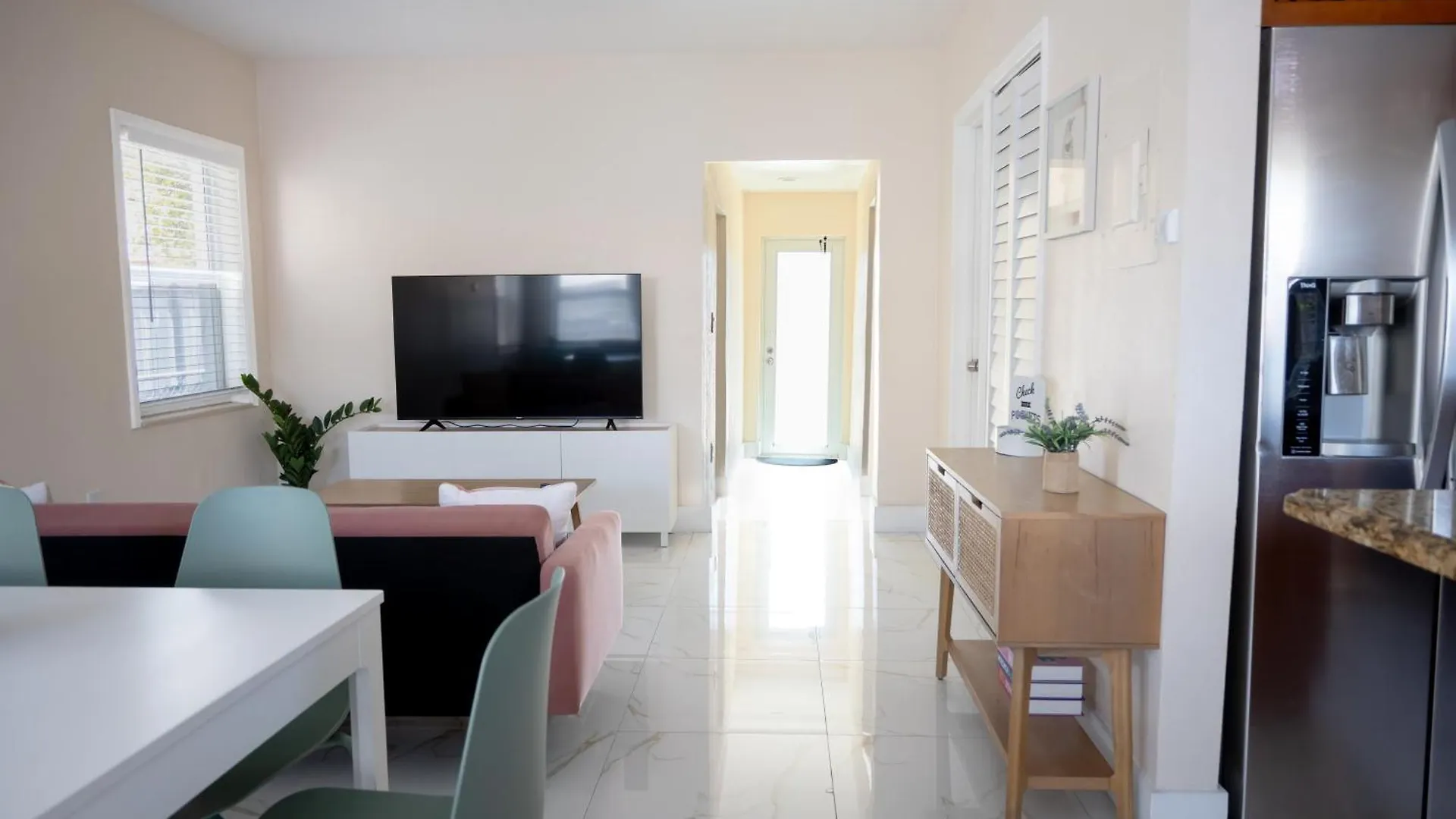 Apartment Getaway In Little Havana Near Airport, Wynwood, Calle 8 Brickell, Coral Gables And , Fenced Parking Miami