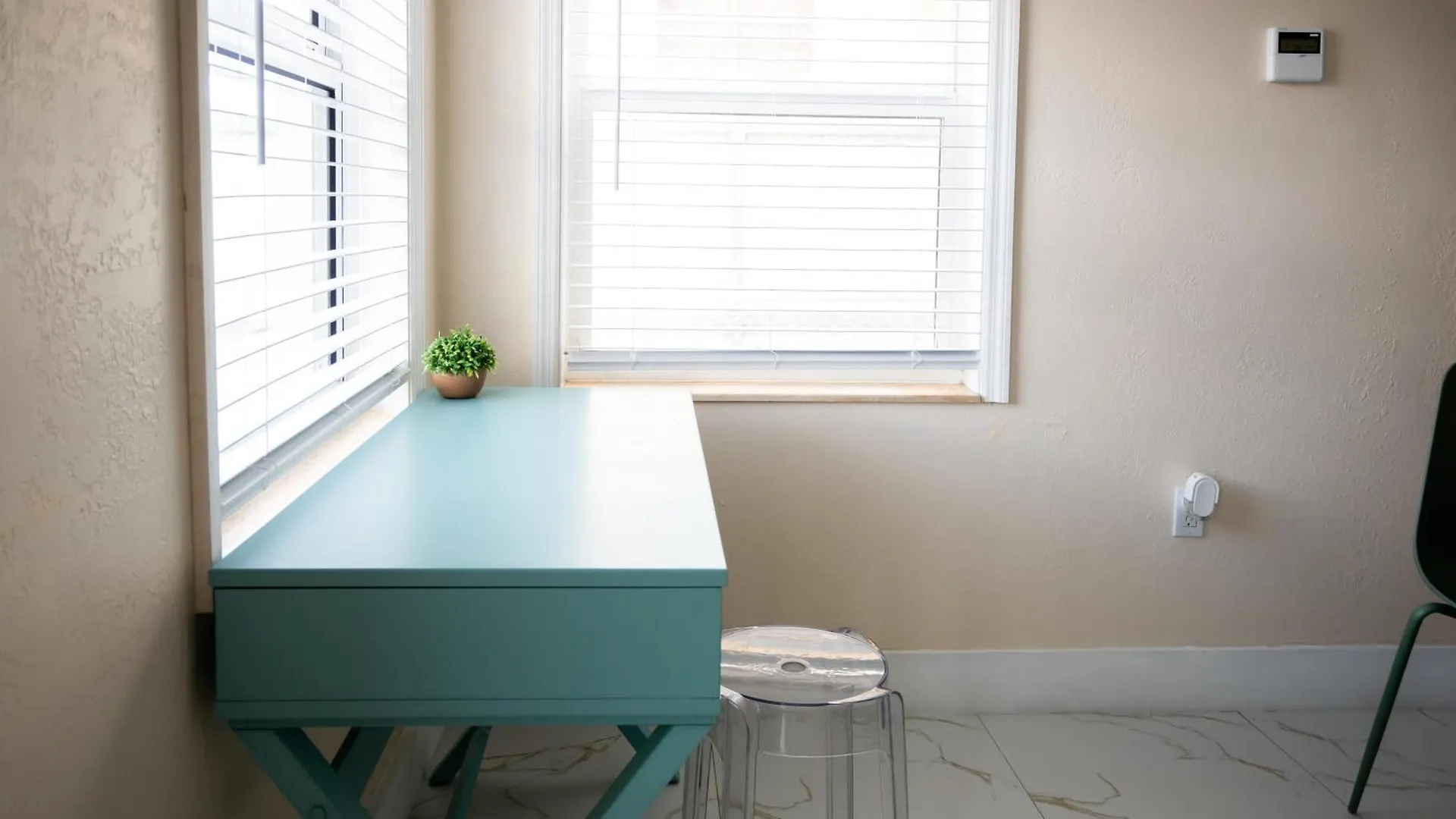 Getaway In Little Havana Near Airport, Wynwood, Calle 8 Brickell, Coral Gables And , Fenced Parking Miami