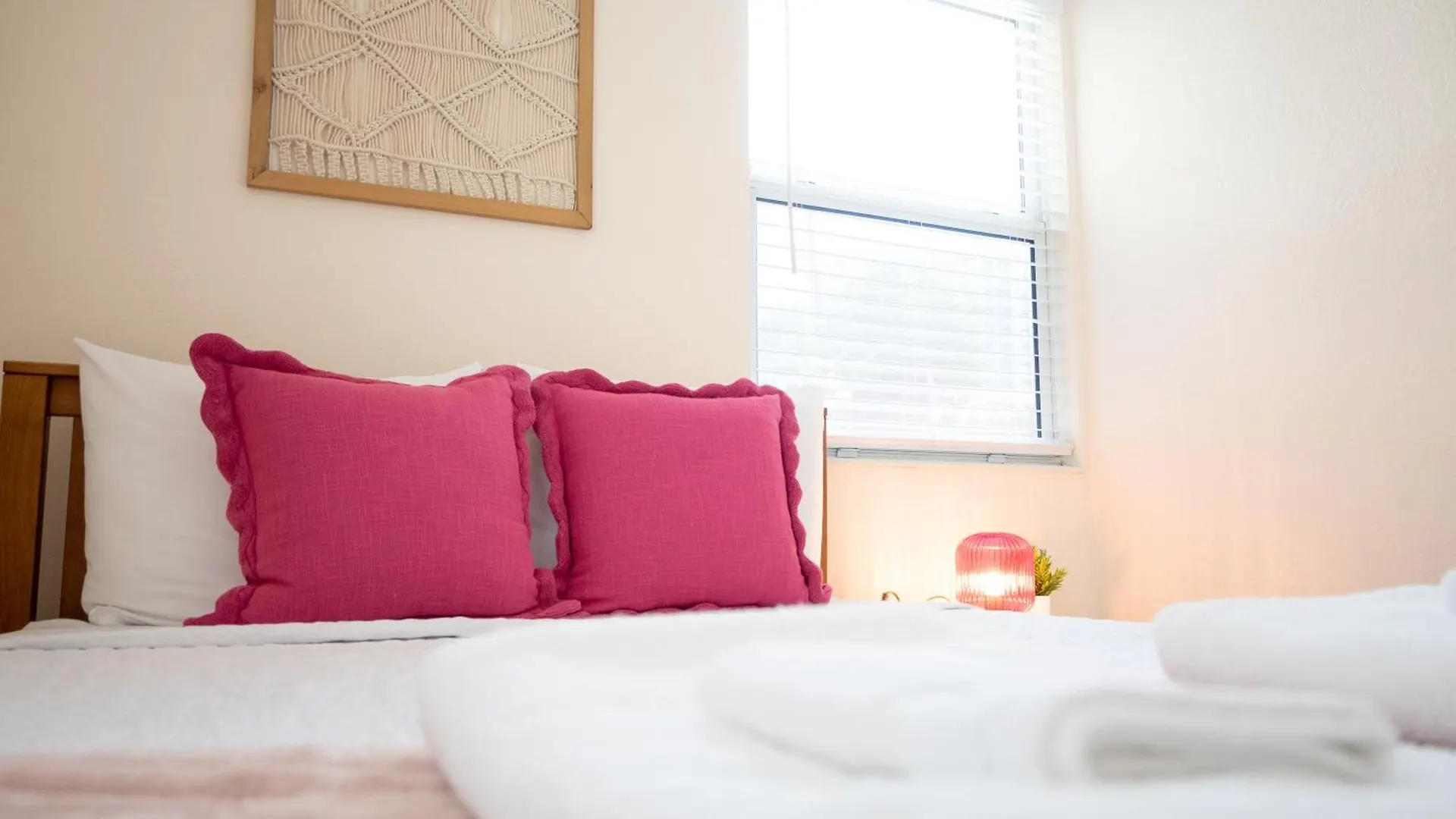 Getaway In Little Havana Near Airport, Wynwood, Calle 8 Brickell, Coral Gables And , Fenced Parking Apartment