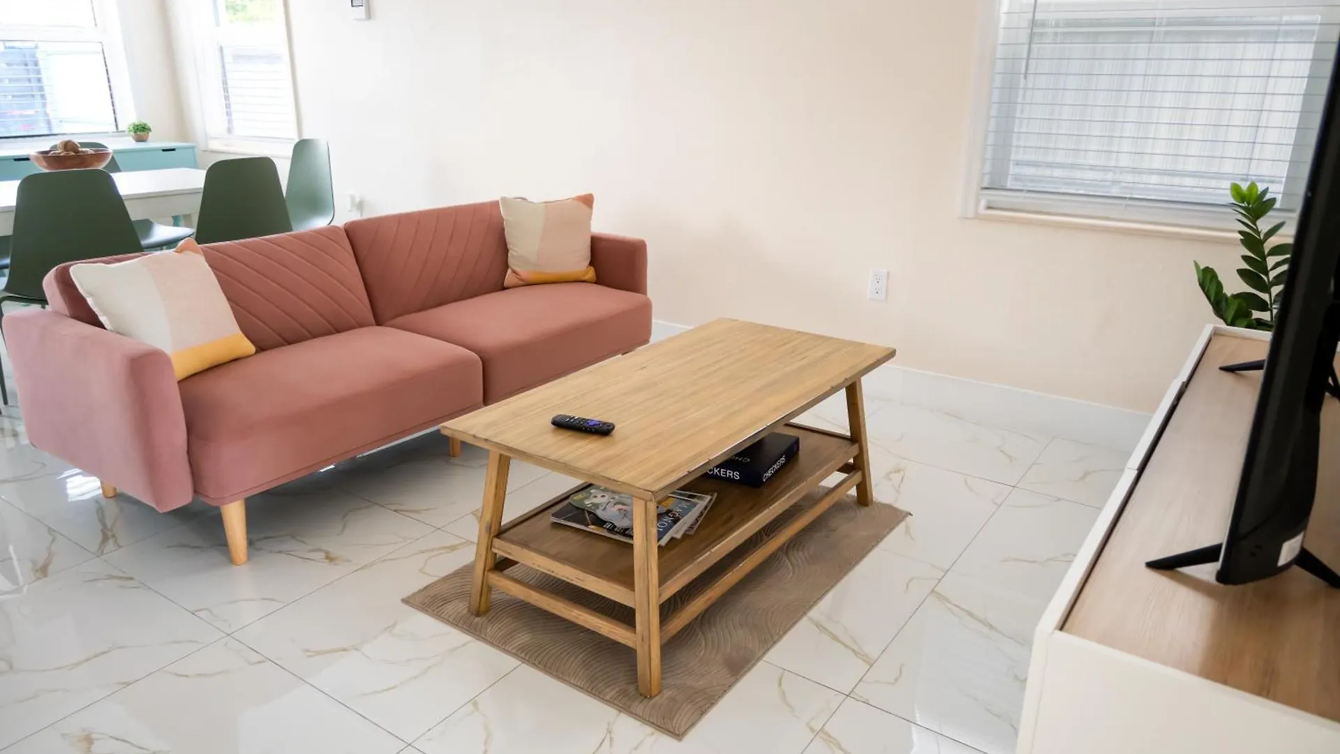 Apartment Getaway In Little Havana Near Airport, Wynwood, Calle 8 Brickell, Coral Gables And , Fenced Parking Miami