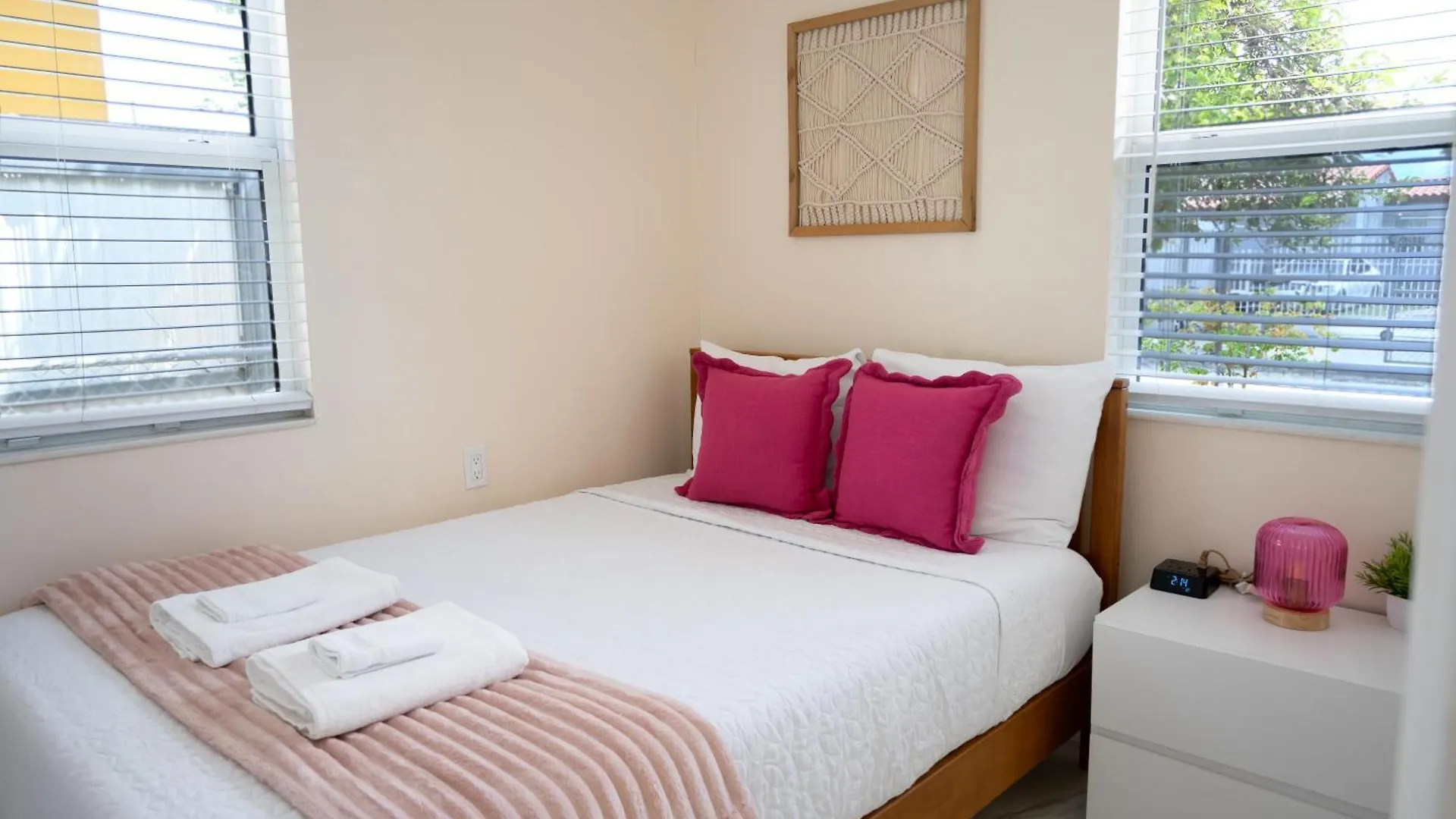 Getaway In Little Havana Near Airport, Wynwood, Calle 8 Brickell, Coral Gables And , Fenced Parking * Miami