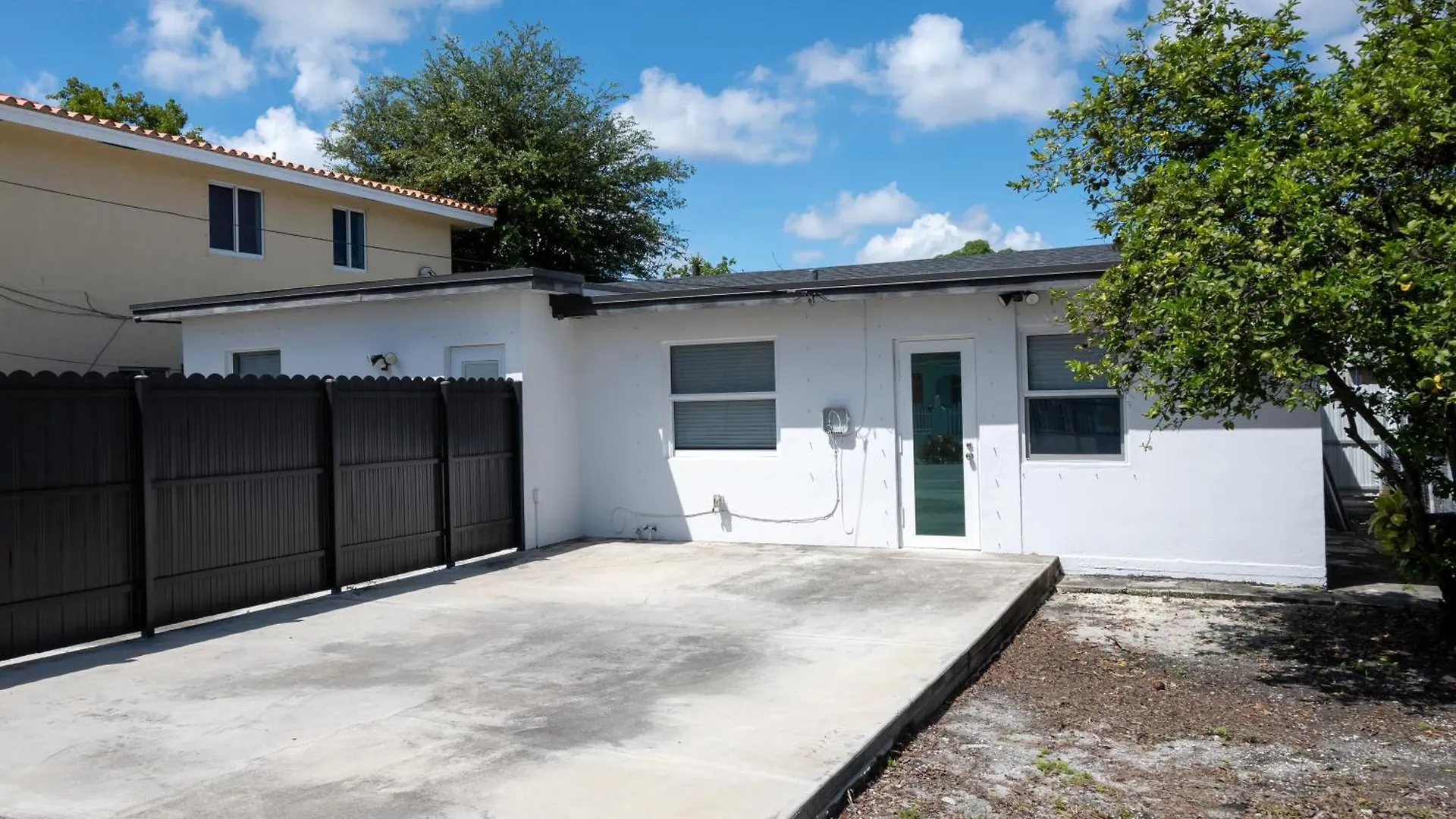 Getaway In Little Havana Near Airport, Wynwood, Calle 8 Brickell, Coral Gables And , Fenced Parking Apartment