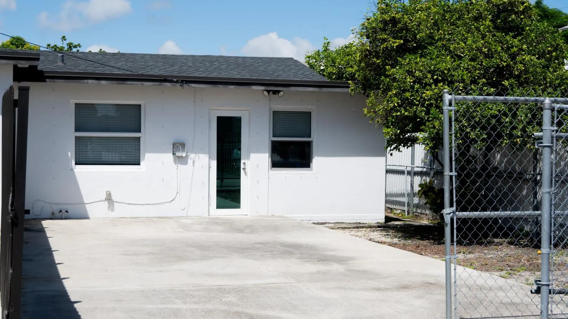 Getaway In Little Havana Near Airport, Wynwood, Calle 8 Brickell, Coral Gables And , Fenced Parking Apartment *