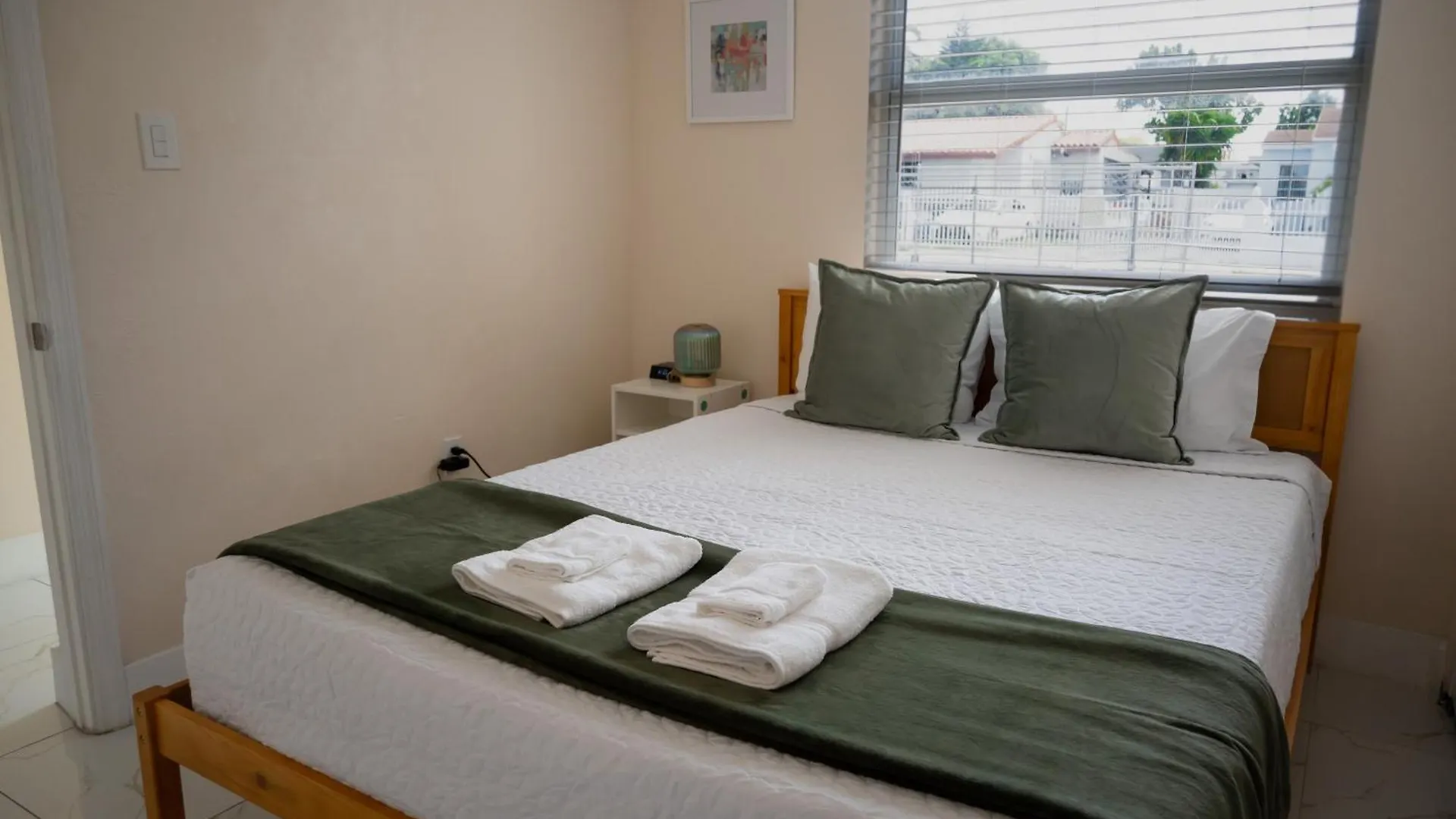 Getaway In Little Havana Near Airport, Wynwood, Calle 8 Brickell, Coral Gables And , Fenced Parking Apartment Miami