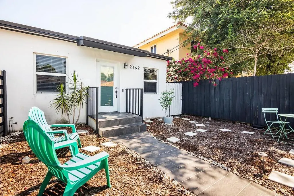 Apartment Cozy Airport, Kingbed, Fenced Parking - Little Havana Near Airport, Wynwood, Calle 8 Brickell, Coral Gables And *