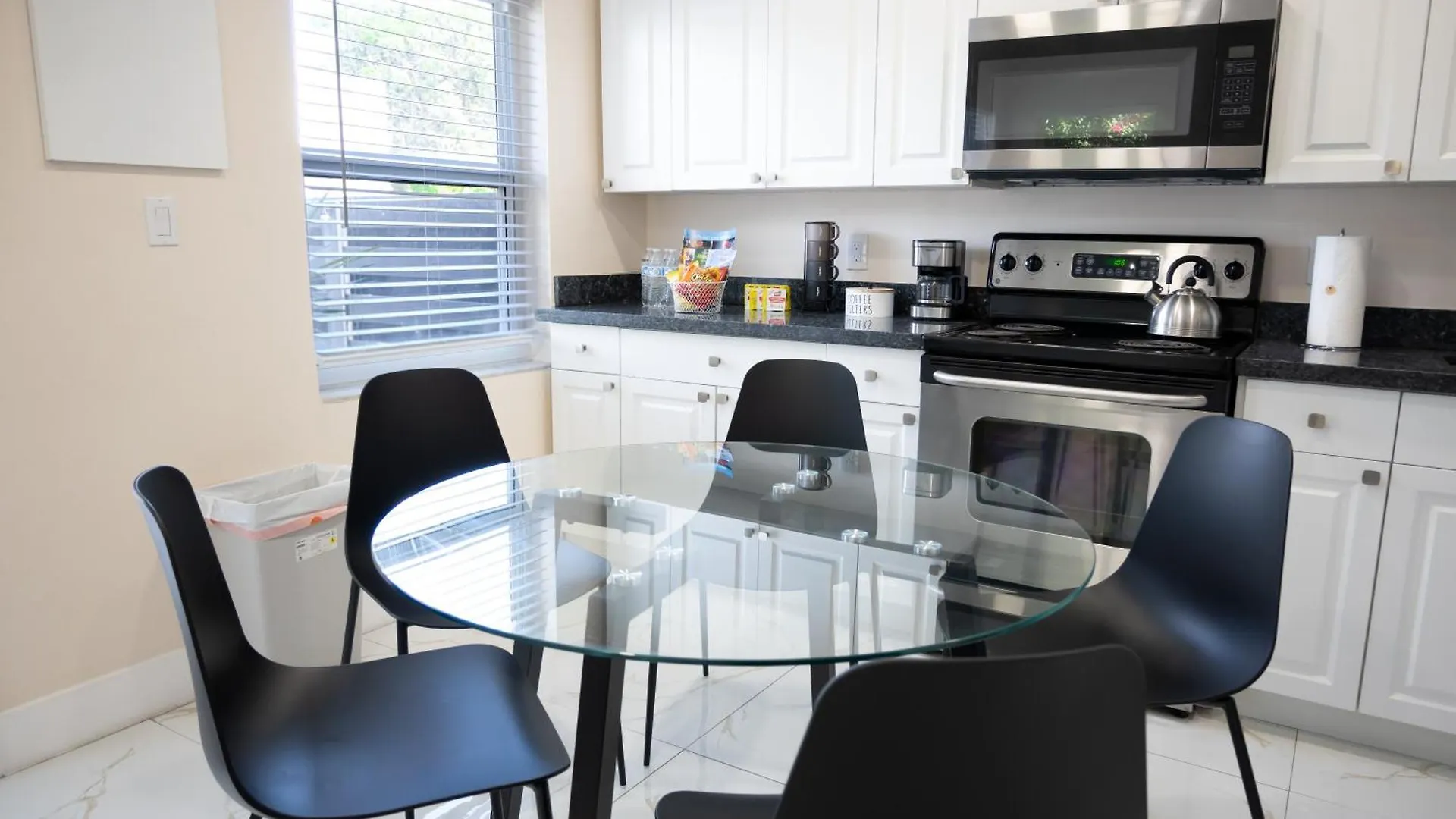 Apartment Cozy Airport, Kingbed, Fenced Parking - Little Havana Near Airport, Wynwood, Calle 8 Brickell, Coral Gables And Miami