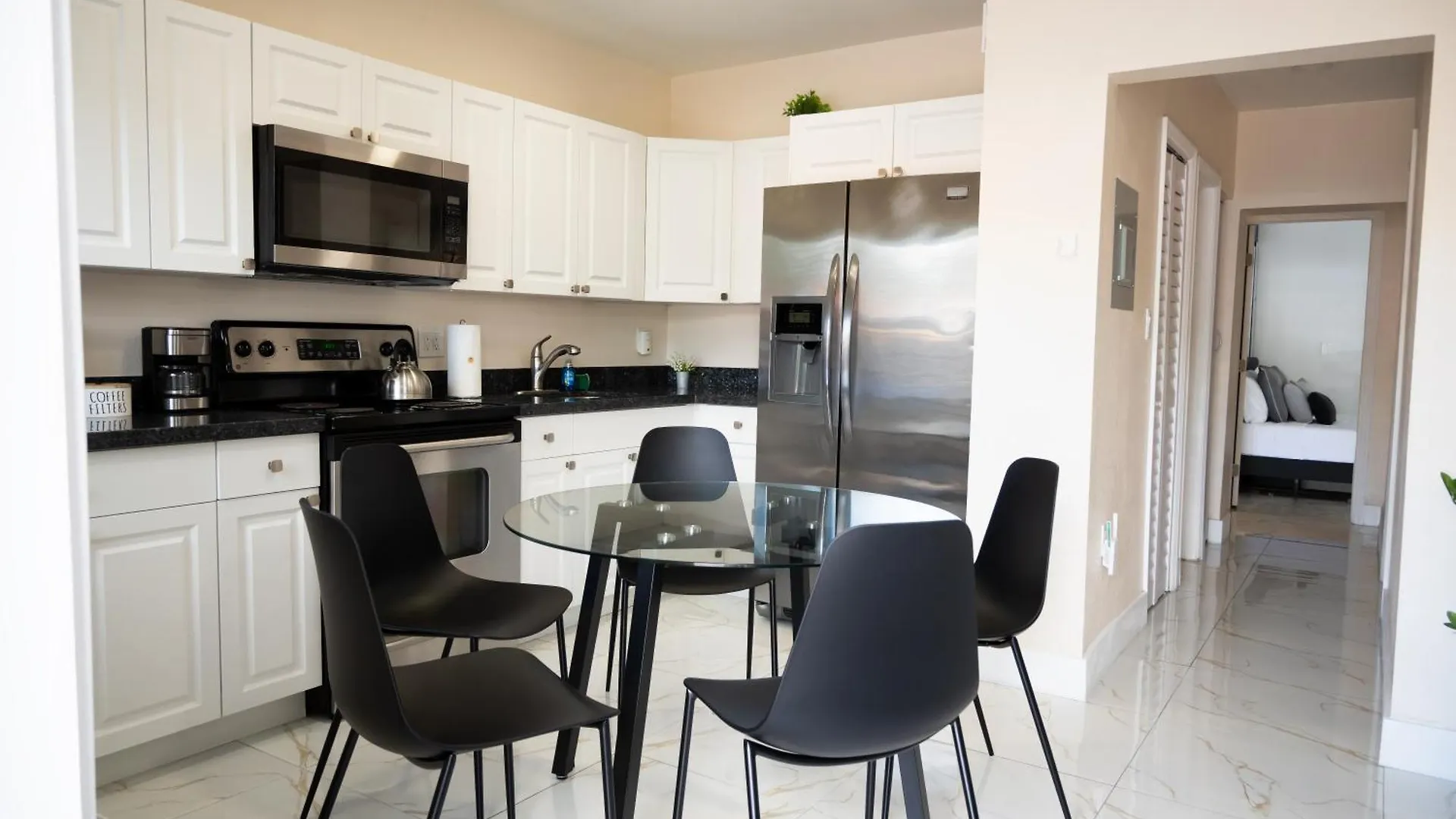 Cozy Airport, Kingbed, Fenced Parking - Little Havana Near Airport, Wynwood, Calle 8 Brickell, Coral Gables And